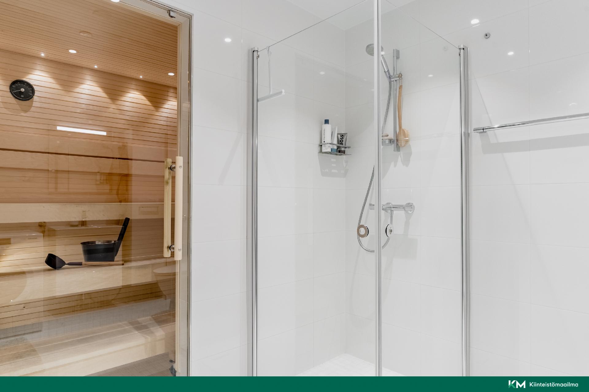 Kylpyhuoneen yhteydessä oma sauna