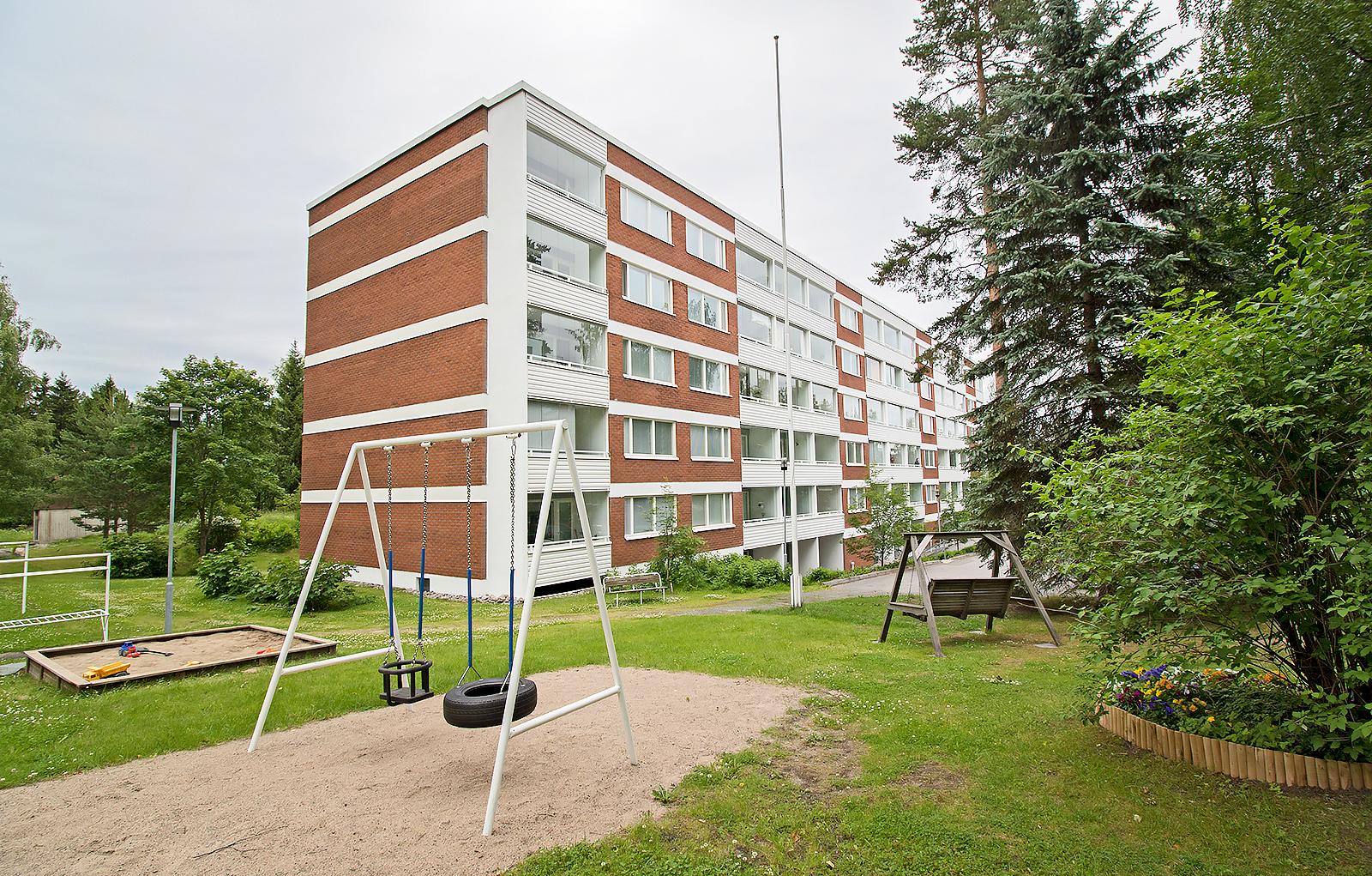 kesäinen kuva pihapiiristä