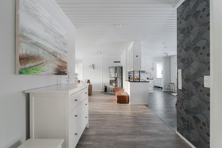 ETEISAULASTA OLOHUONEESEEN JA KEITTIÖÖN PÄIN