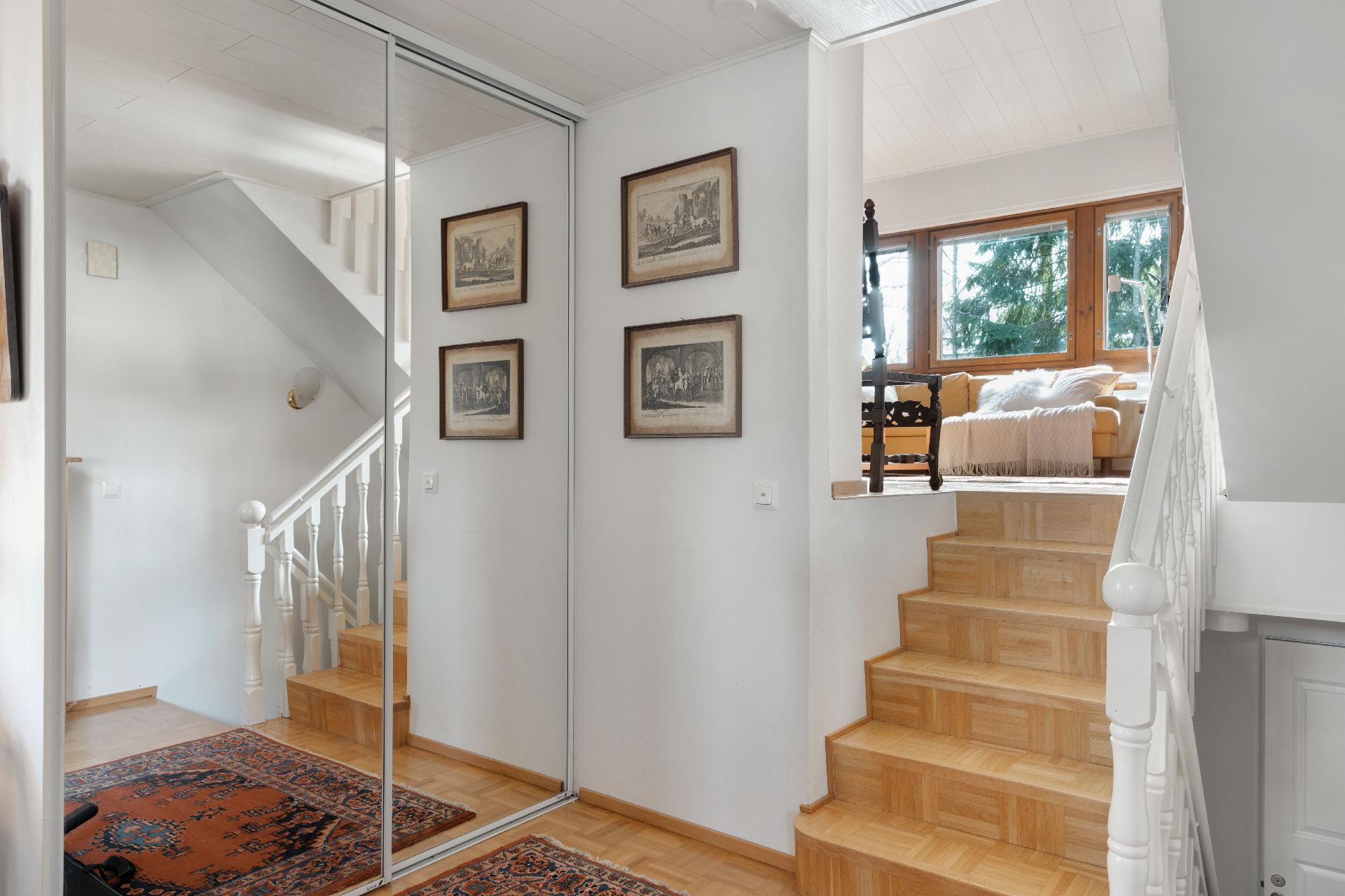 Sisääntuloaula, josta käynti olohuoneeseen, keittiöön (oikealla) ja alakertaan.