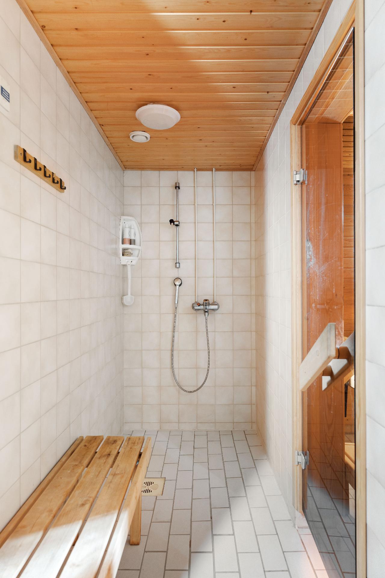 Kylpyhuoneessa kaksi suihkua.