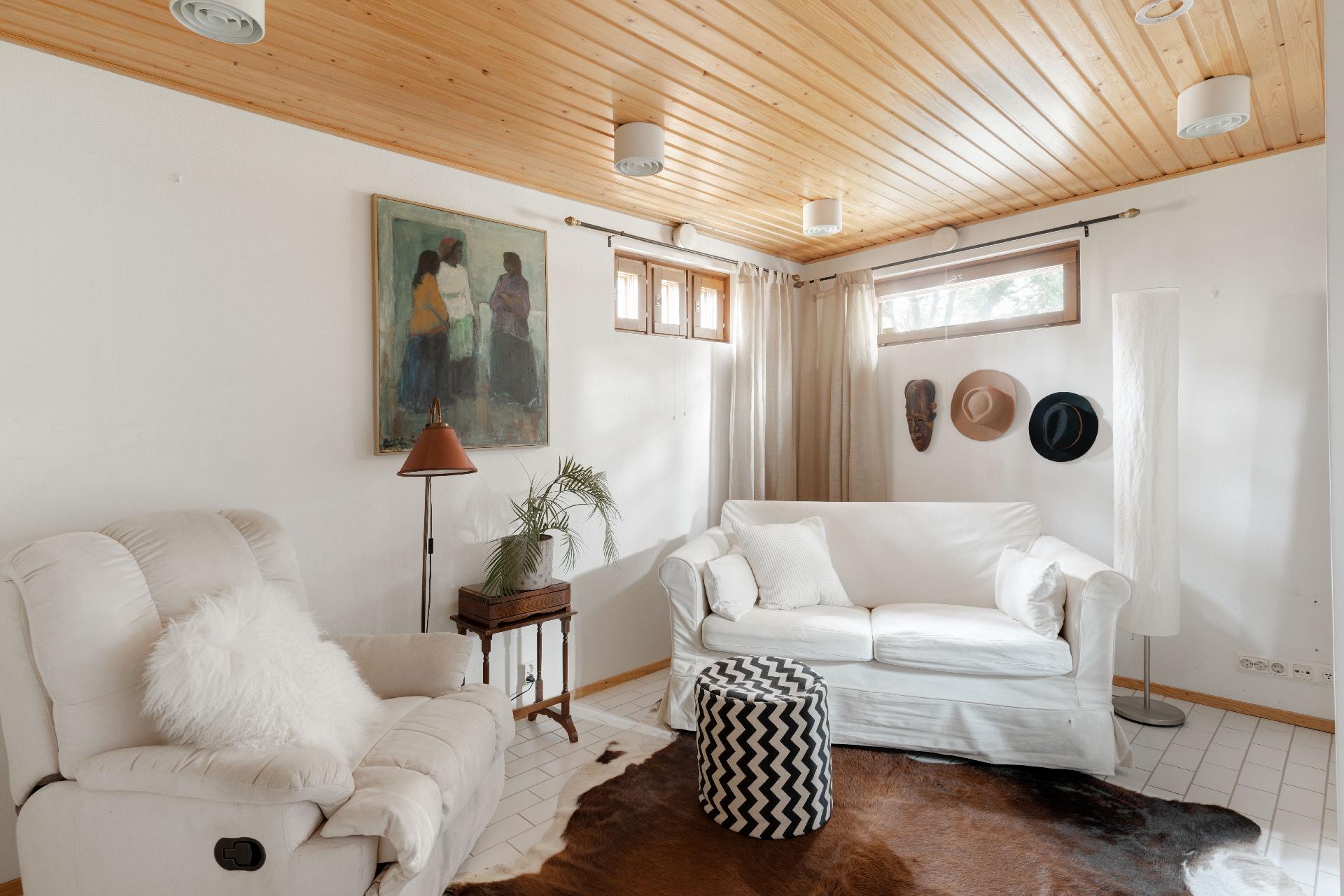 Alakerrassa tunnelmallinen takkahuone, jossa oma sisäänkäynti.