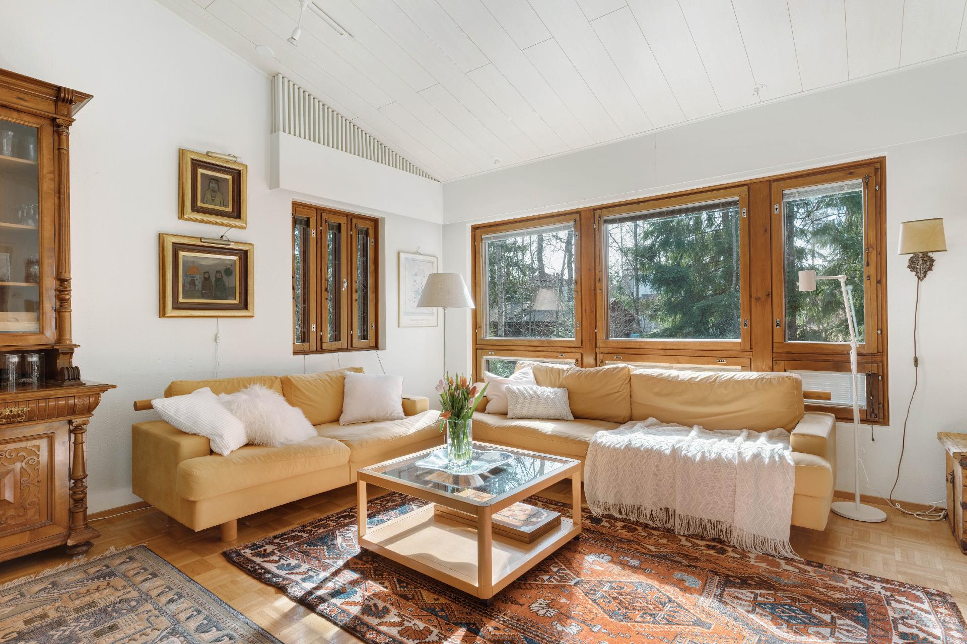 Ikkunoista puistomainen näkymä omalle takapihalle.