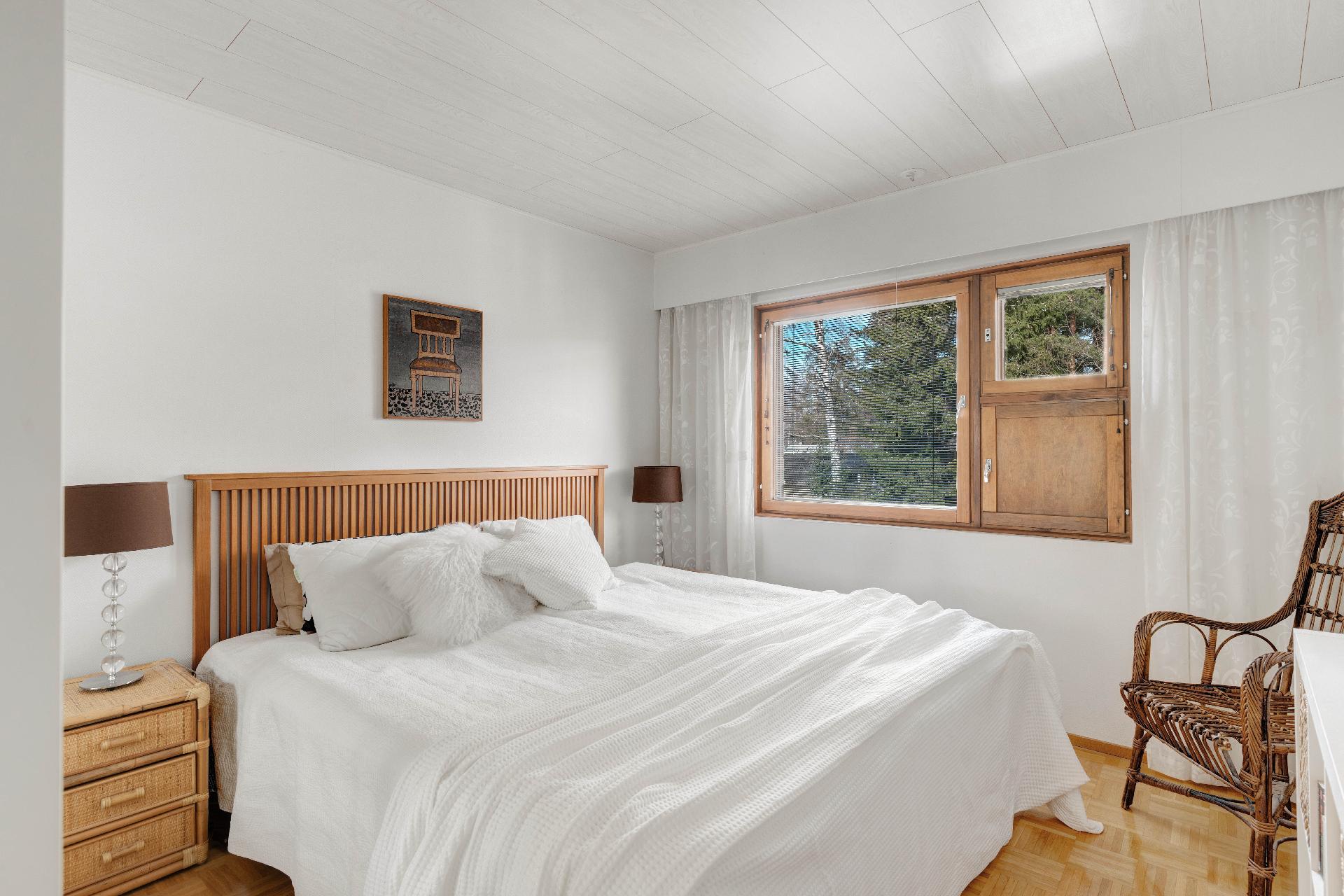 Ylätasolla vasemmalla makuuhuone 1