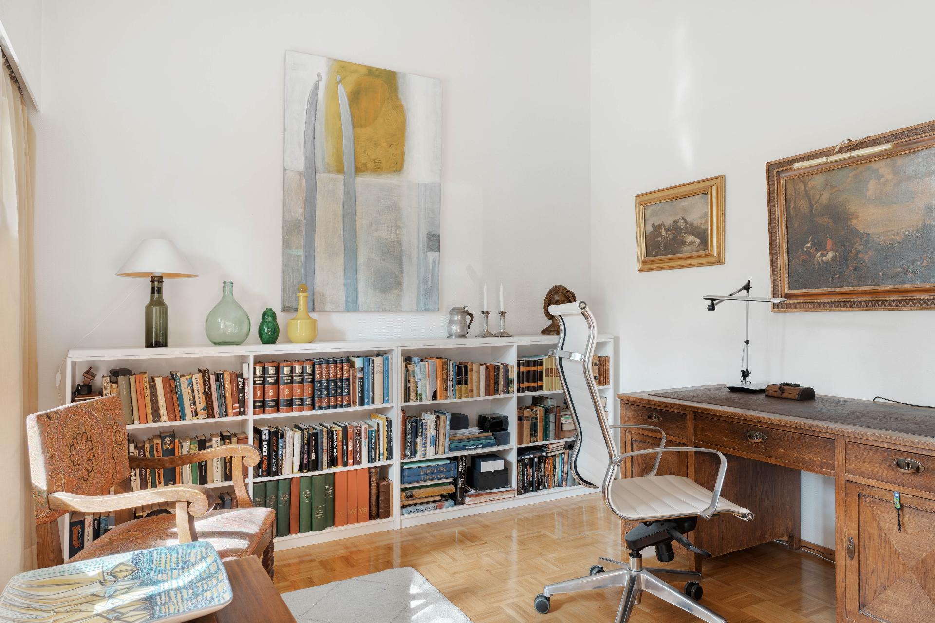 Huone muuntuu tarvittaessa makuuhuoneeksi.