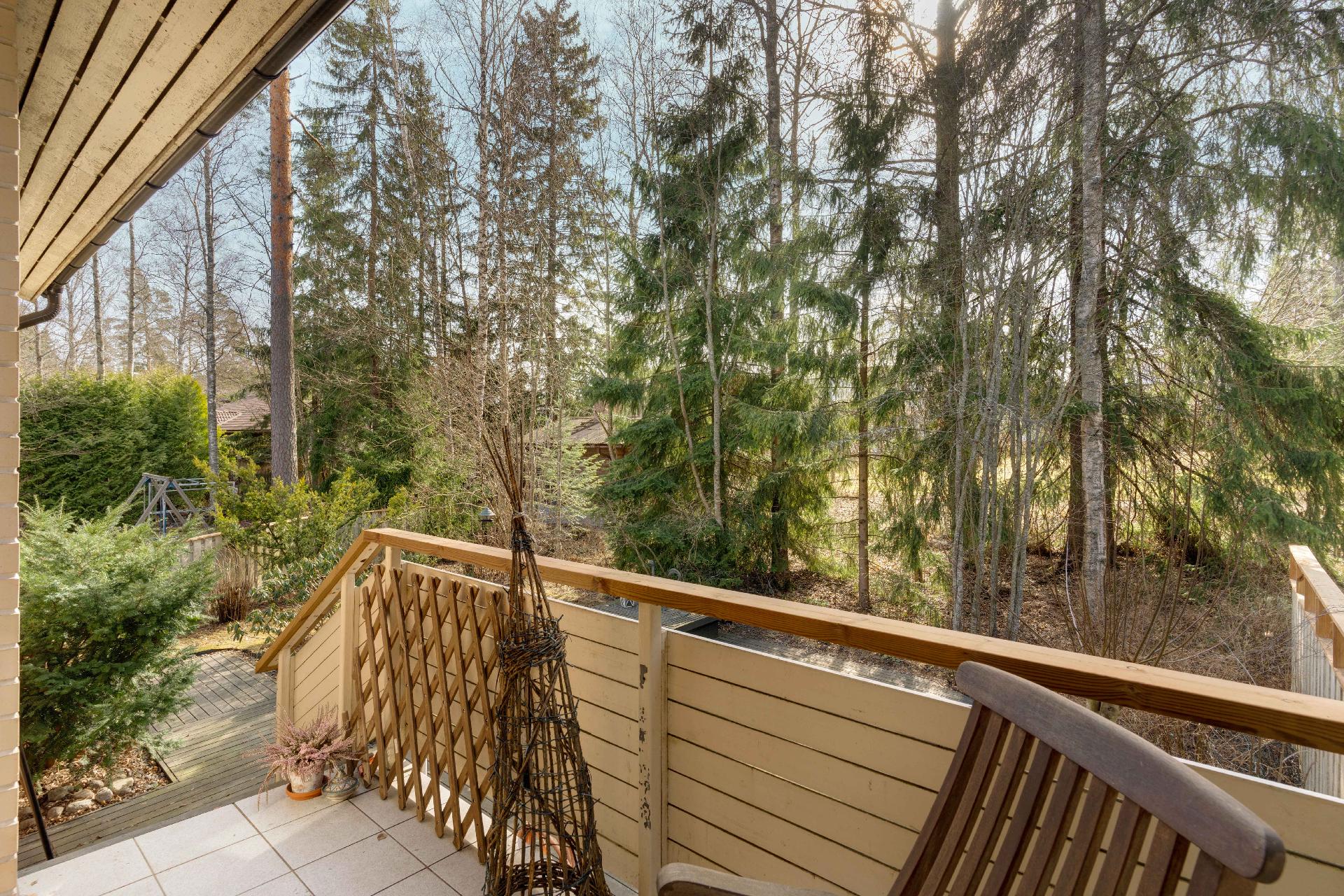 Portaat johtavat suojaisalle takapihalle.