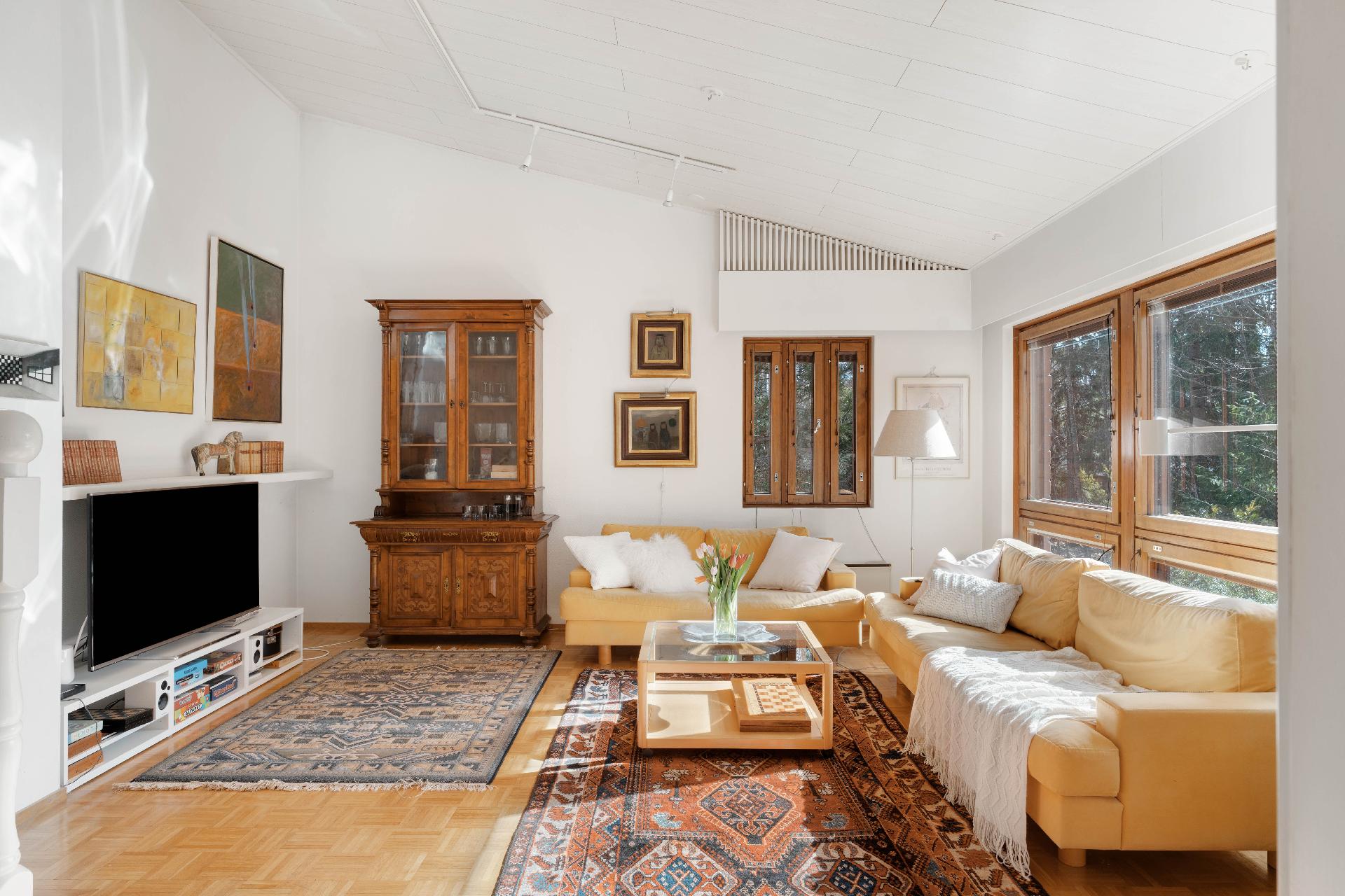 Olohuoneessa valo tulvii ikkunoista huonekorkeus on hulppea!