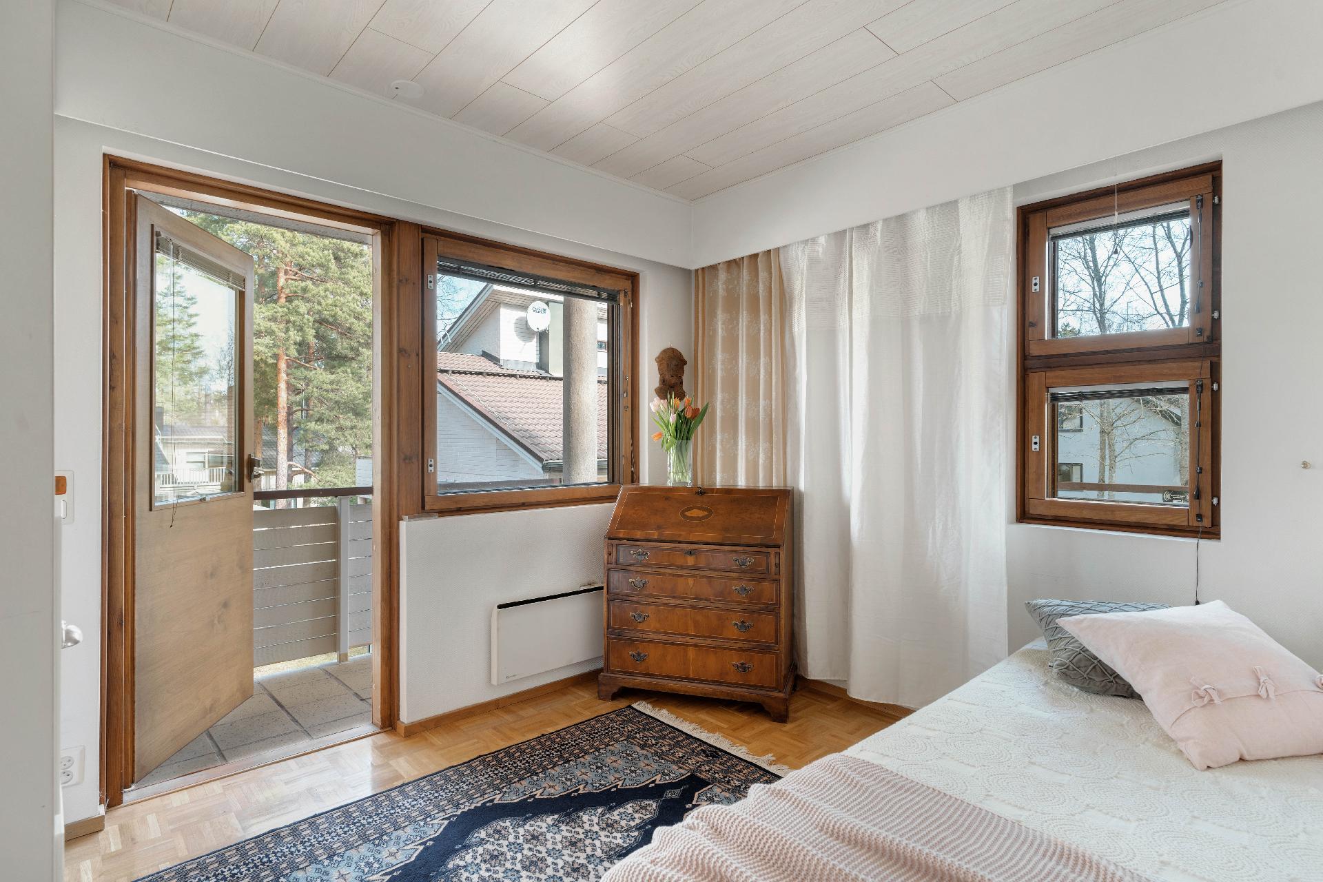 Ylätasolla oikealla mh 2, josta käynti makuuhuoneen kiertävälle hulppean kokoiselle parvekkeelle.