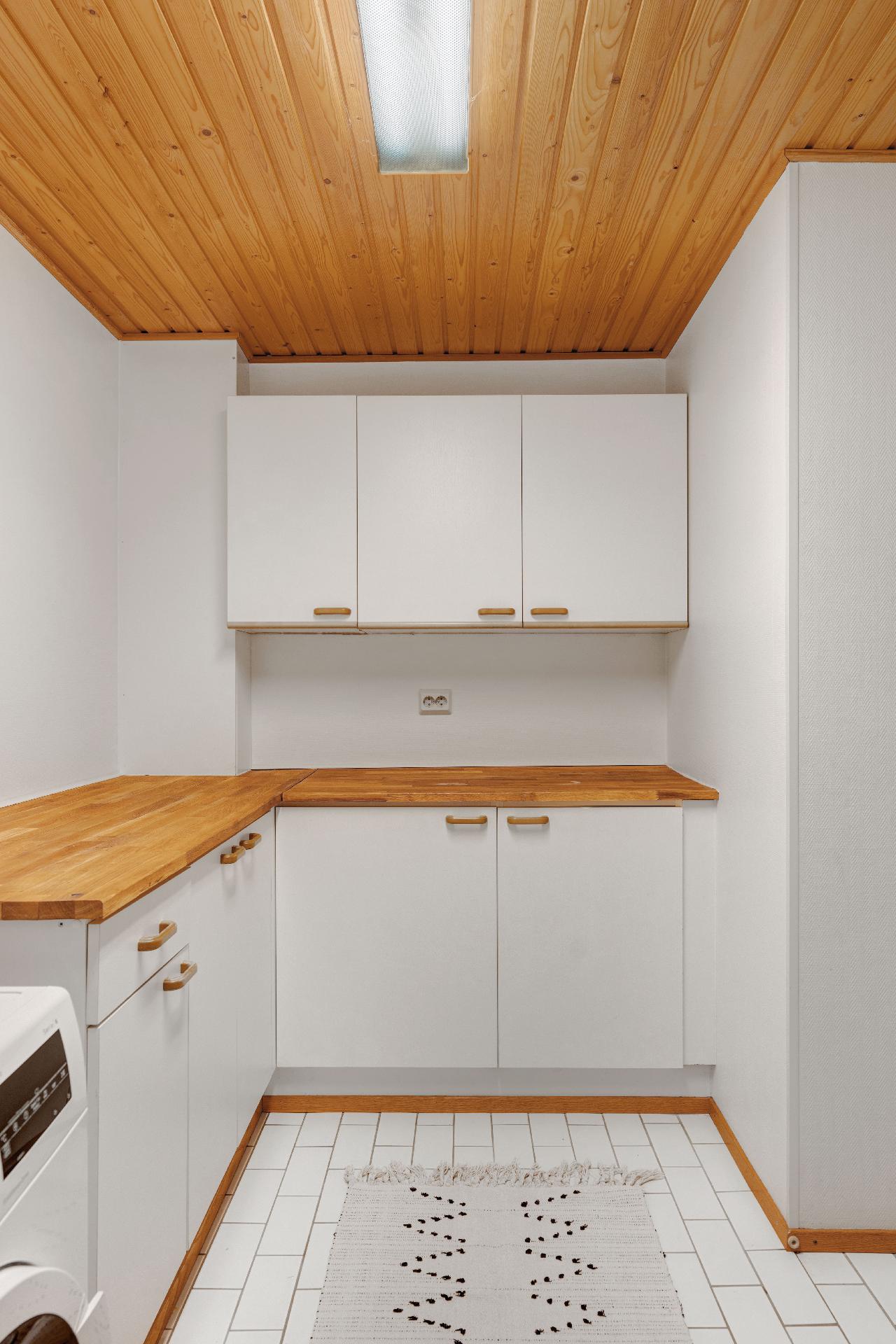 Alakerrassa käytännöllinen ja tilava kodinhoitohuone