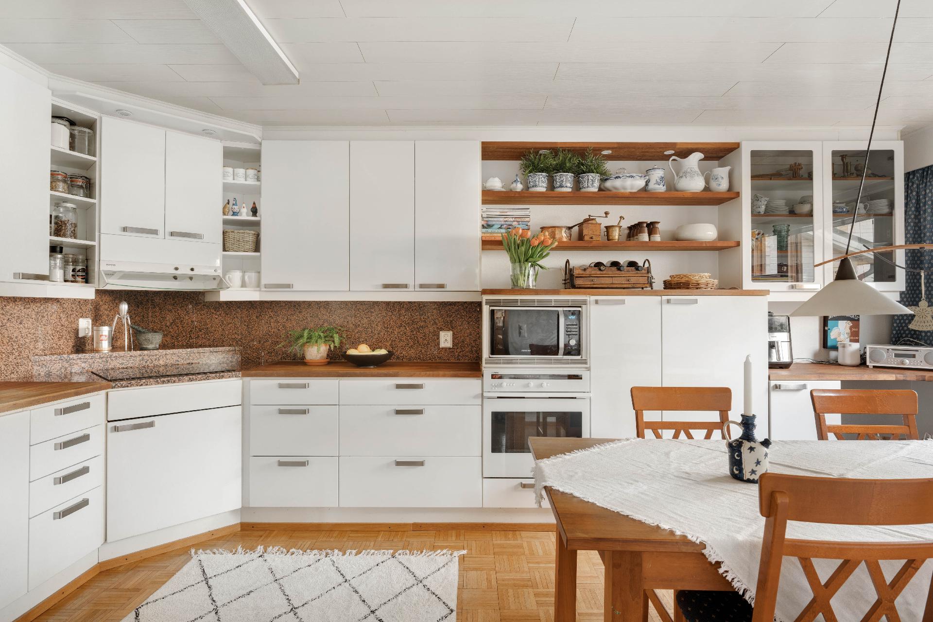 Tilavaan keittiöön mahtuu jopa 10 hengen ruokapöytä!