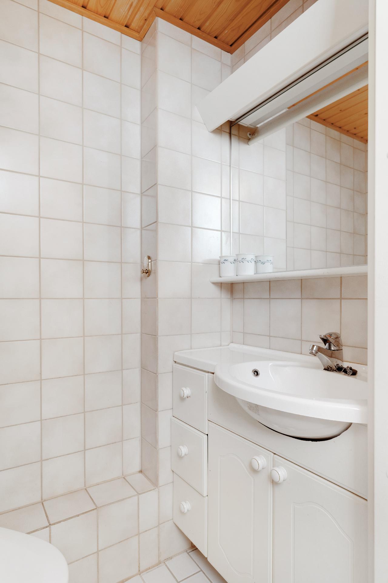 Alakerran erillinen wc.