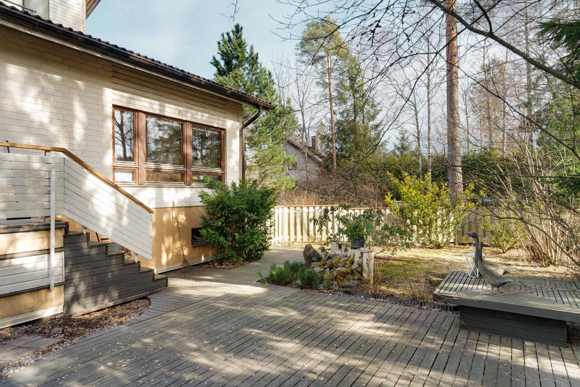 Ihana ja suojaisa takapiha