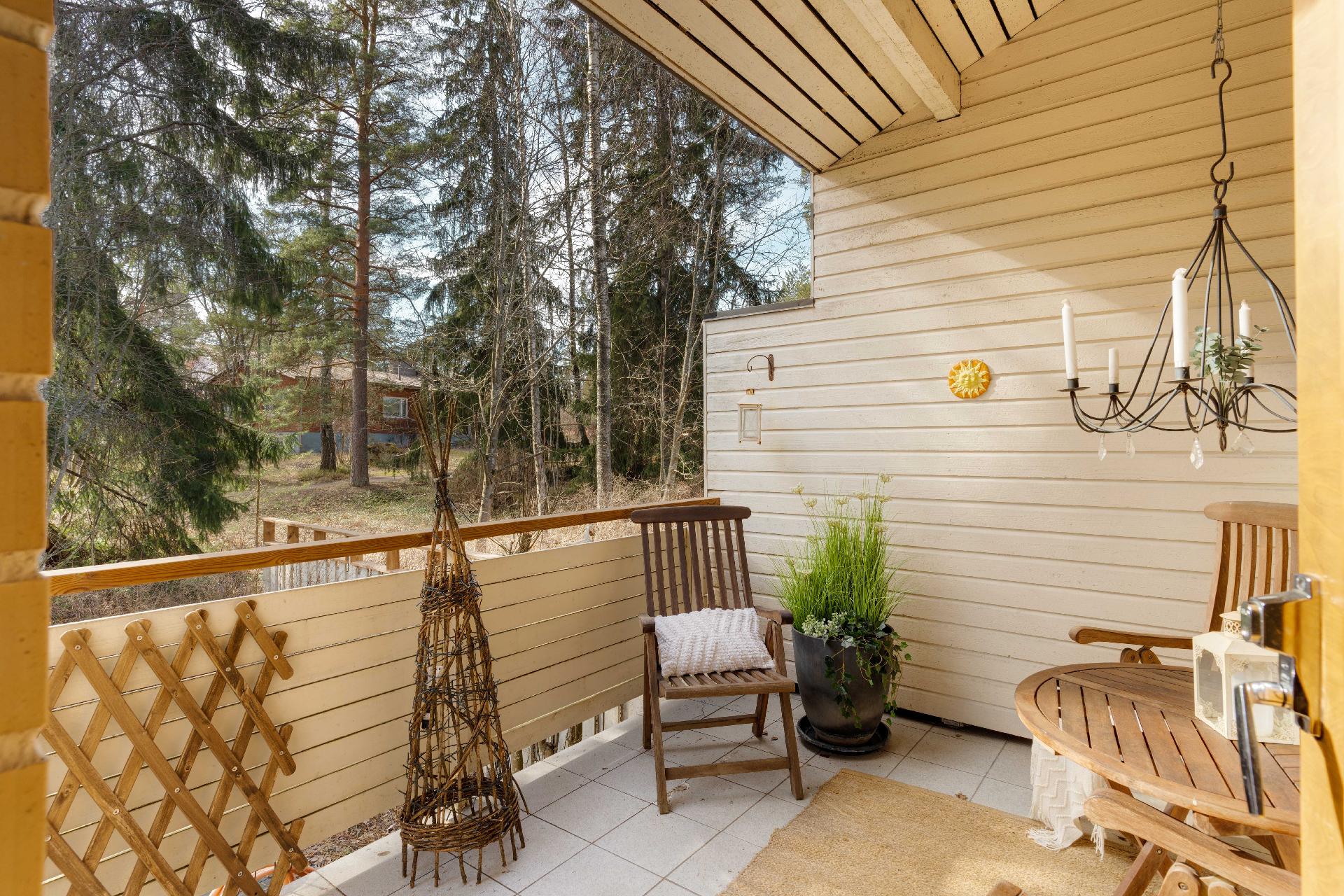 Olohuoneesta käynti katetulle terassille.