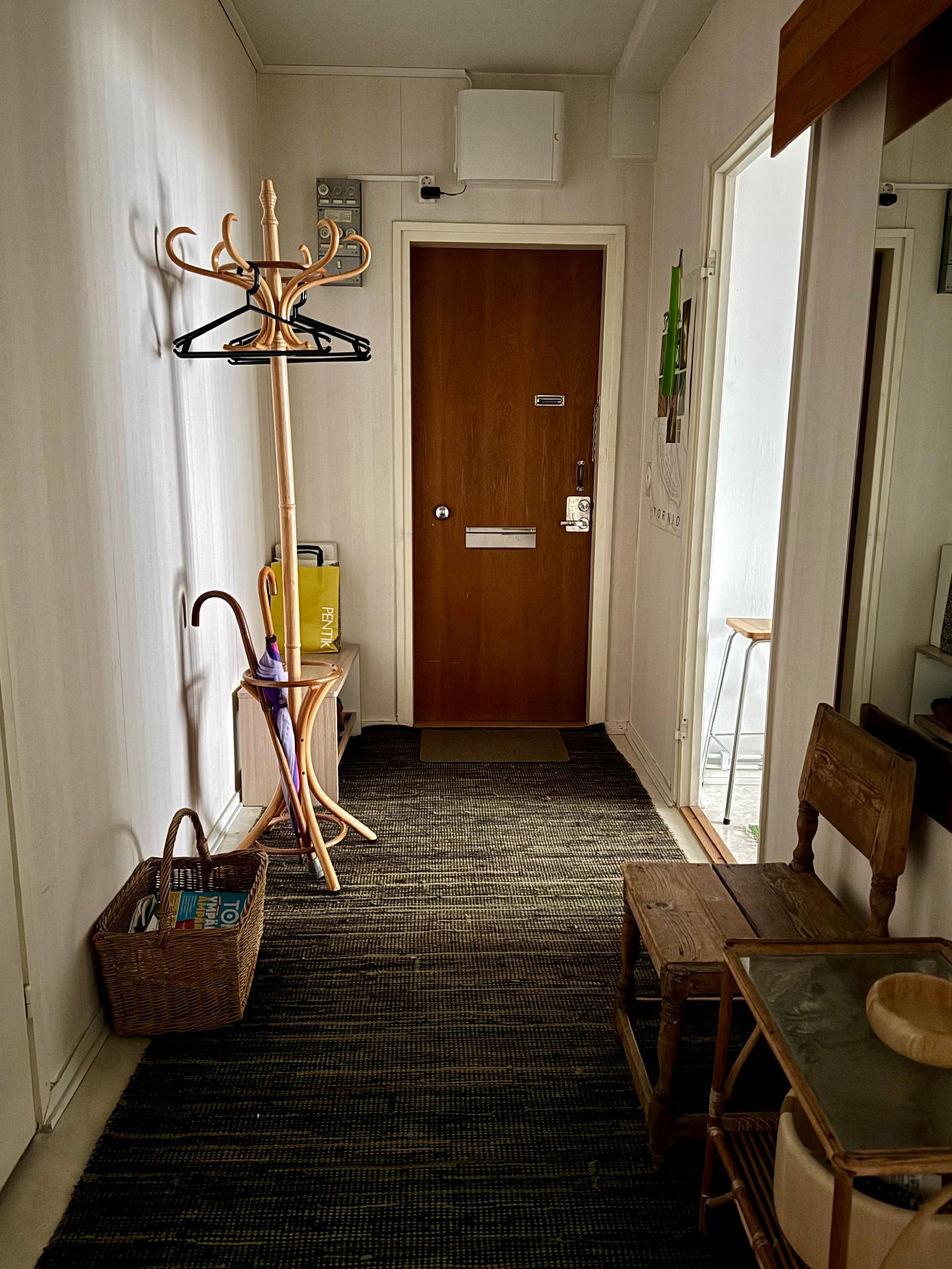 Eteisestä kulku huoneisiin