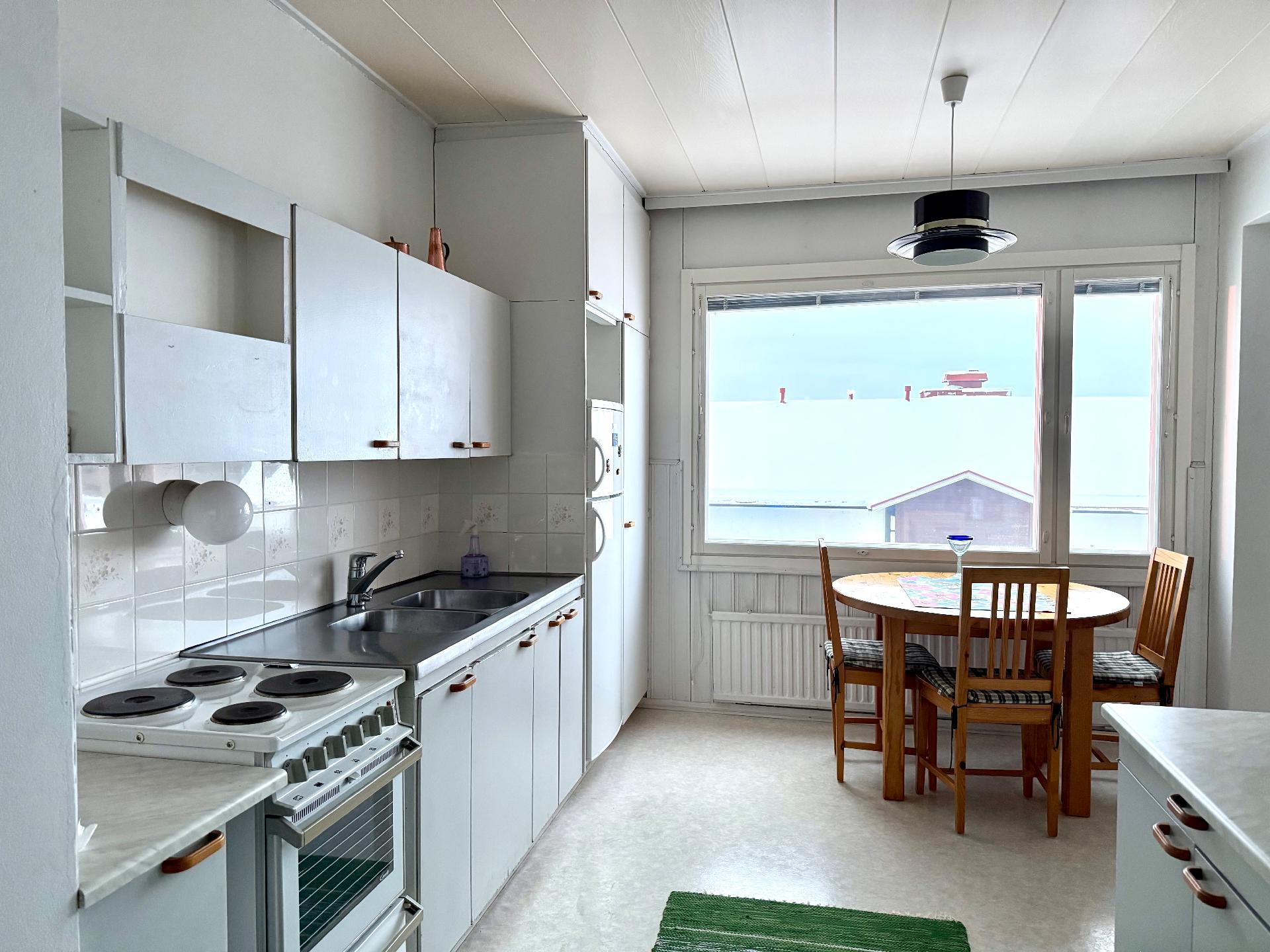 Keittiössä iso ikkuna