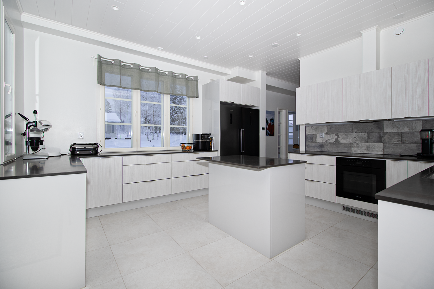 uusittu, tyylikäs keittiö