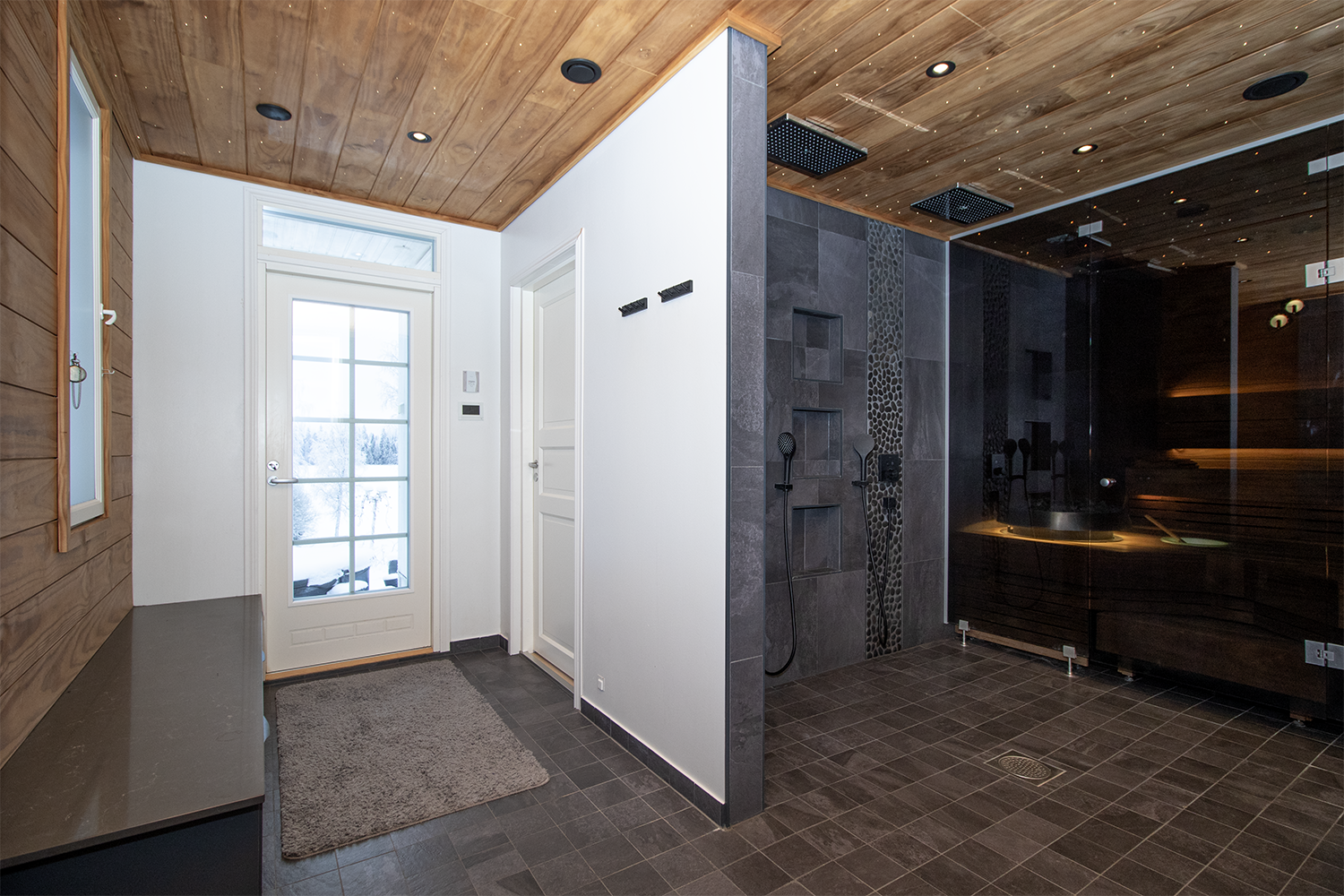 pukuhuoneesta käynti terassille