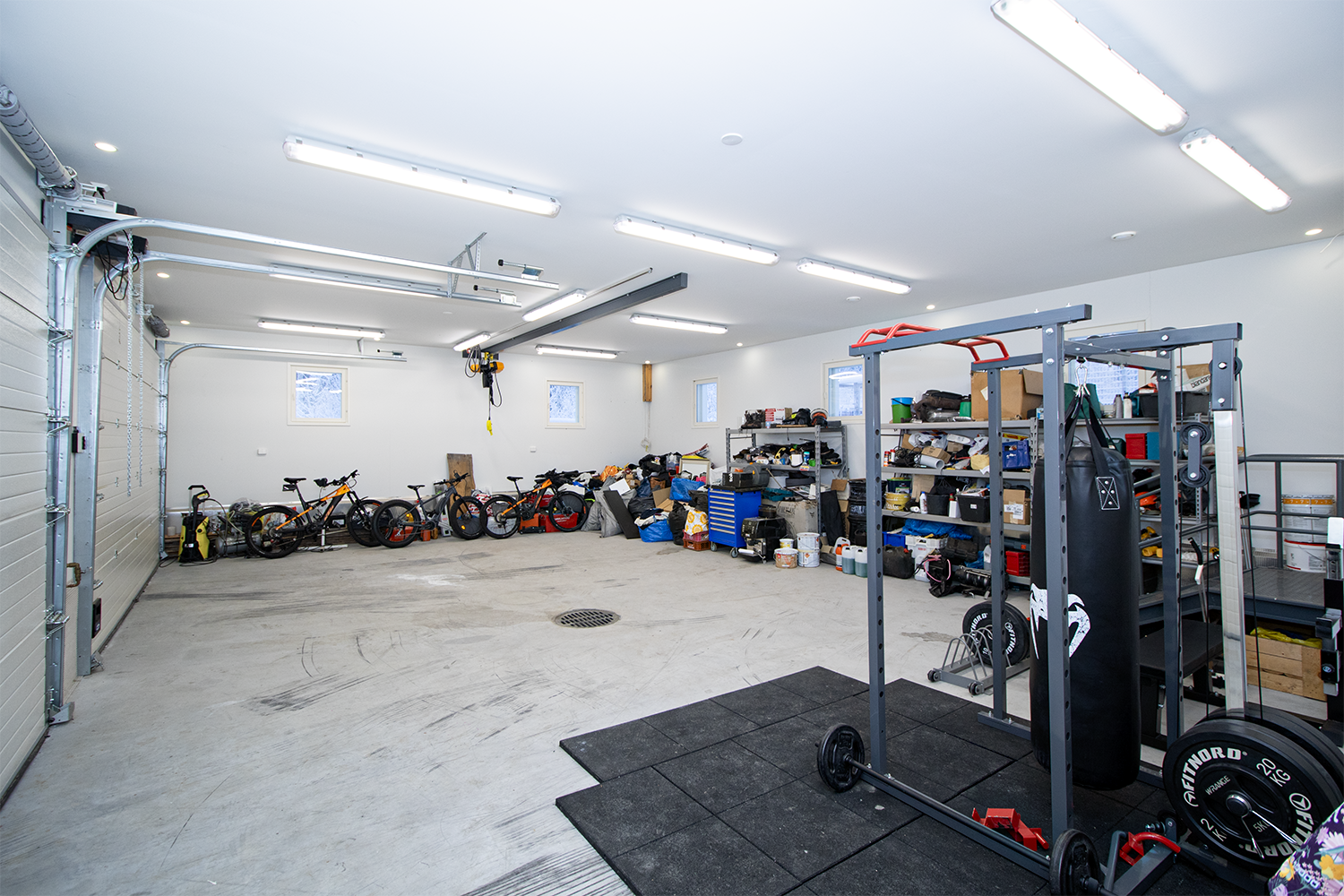 tilat kahdelle autolle