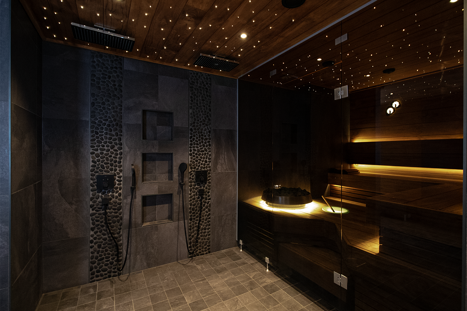 kylpyhuoneessa "tähtitaivas"