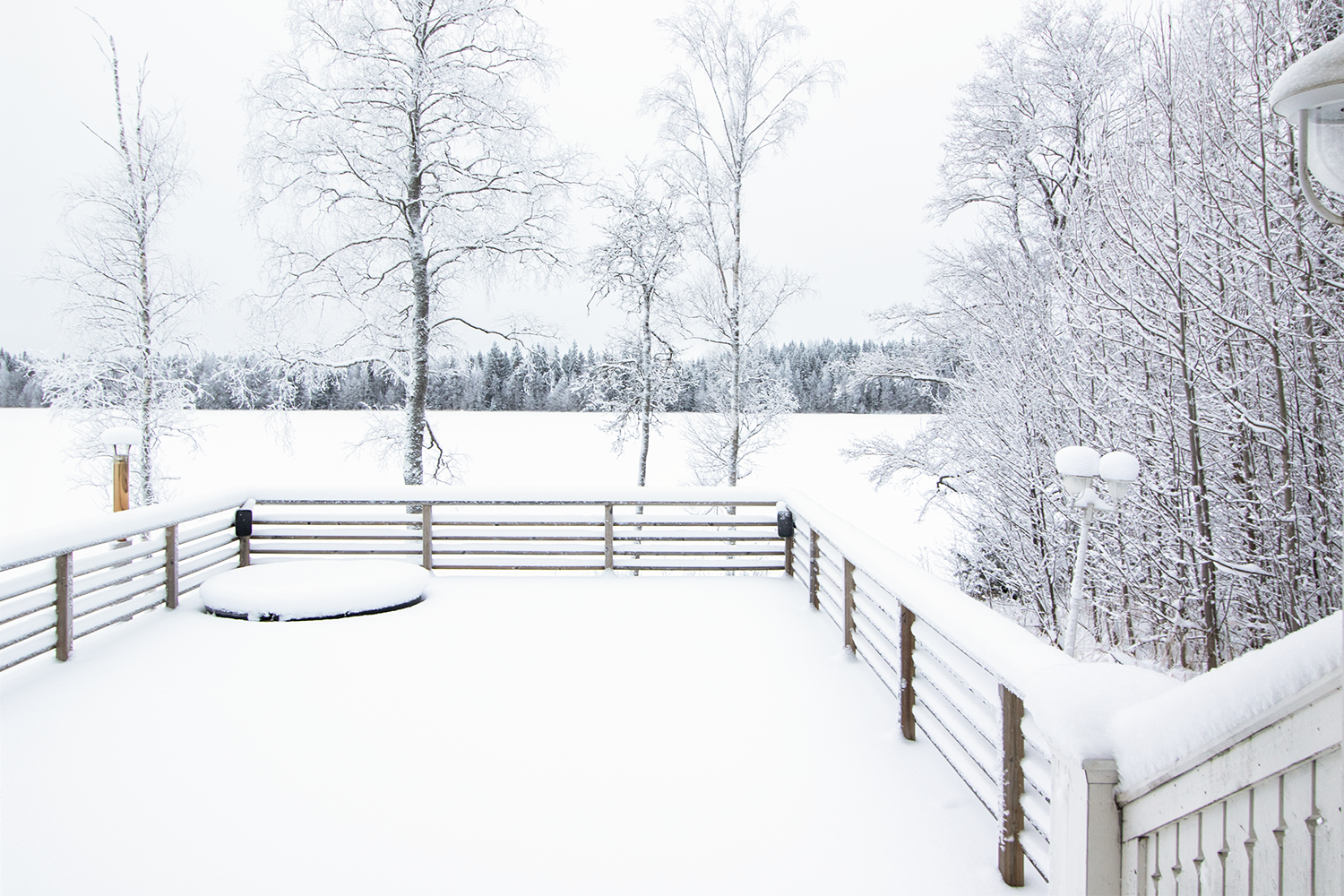 vierastalon terassilla palju