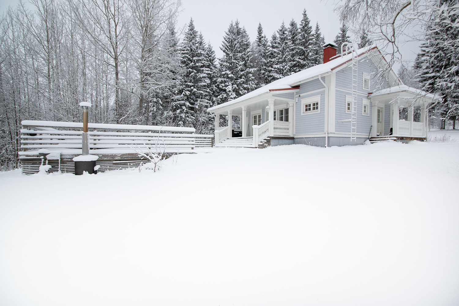 vierastalon edessä tilava terassi