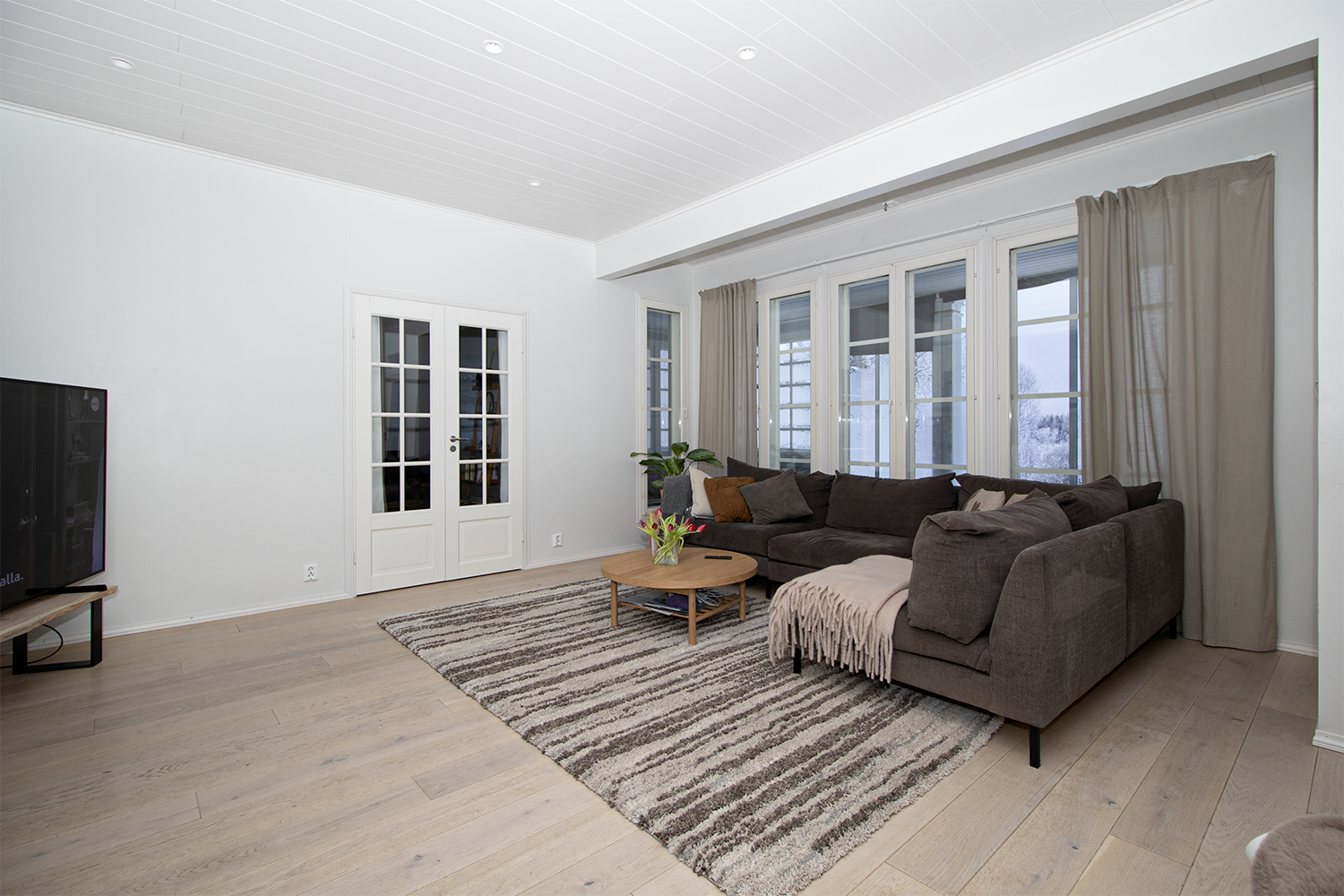 olohuoneesta pariovet kirjastoon