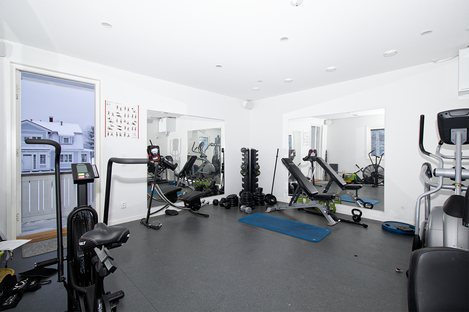 autotallirakennuksessa kuntosali