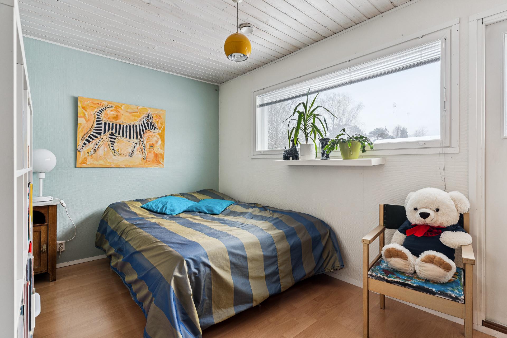 Yläkerran makuuhuone 1