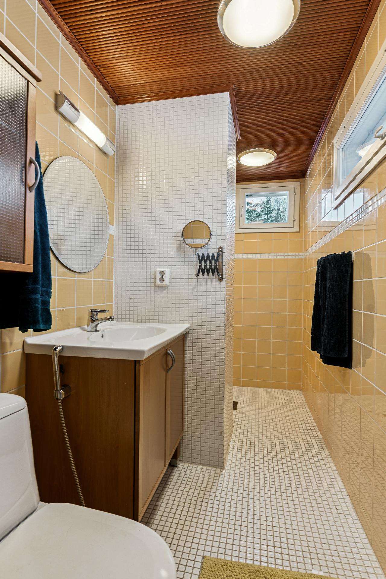 Yläkerran kylpyhuone