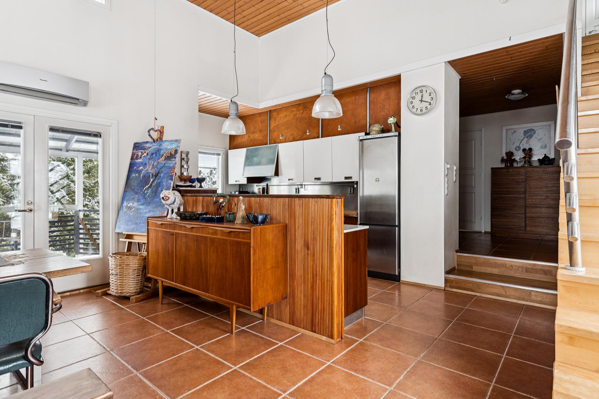 Ruokailutila ja keittiö