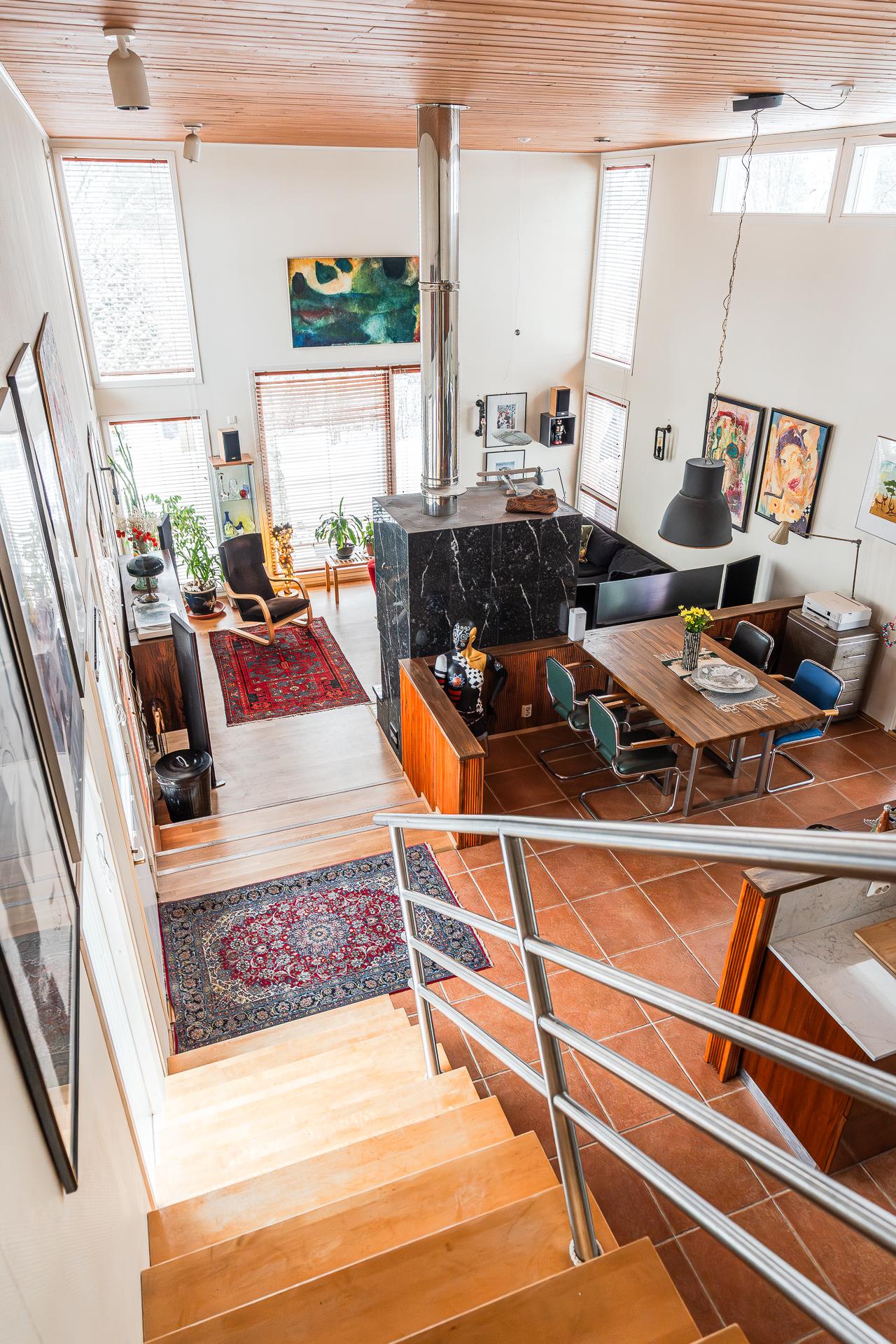 Näkymä yläaulasta alas