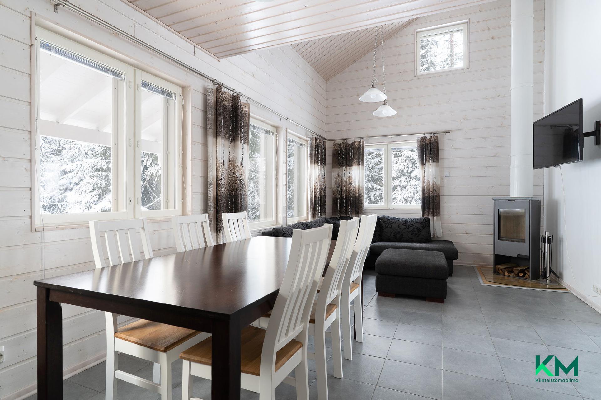 Ruokailutila ja olohuone.