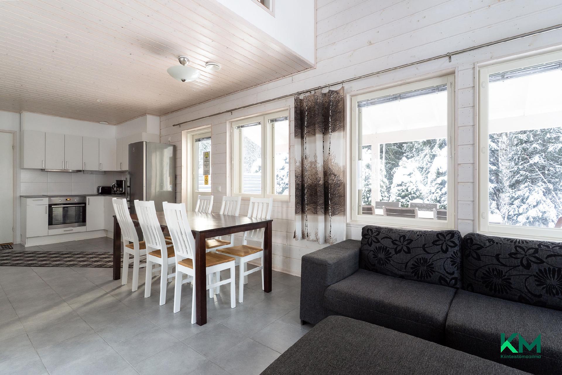 Olohuoneesta ruokailutilaan ja keittiöön.