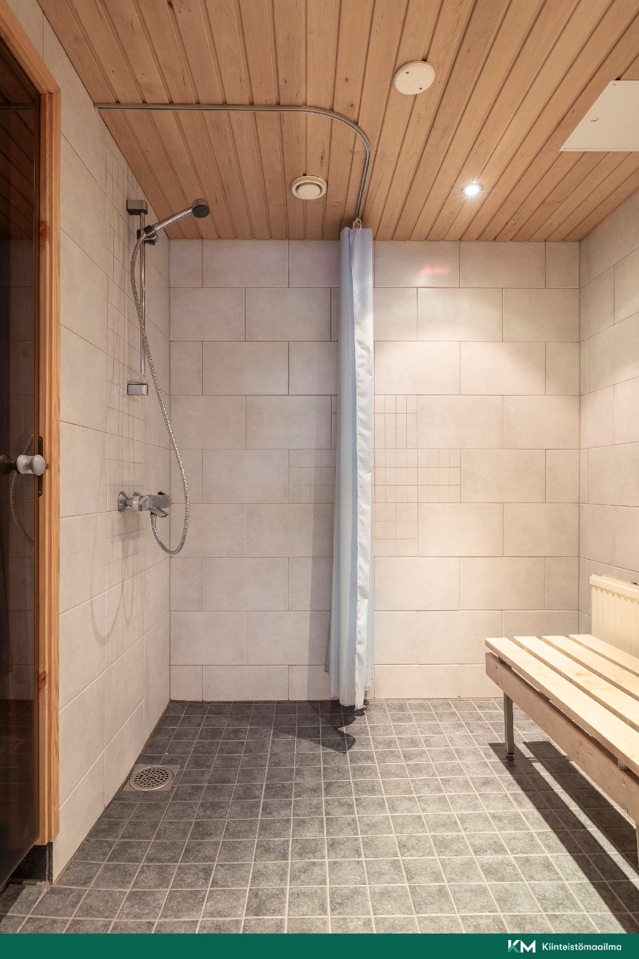 Alakerran kylpyhuone