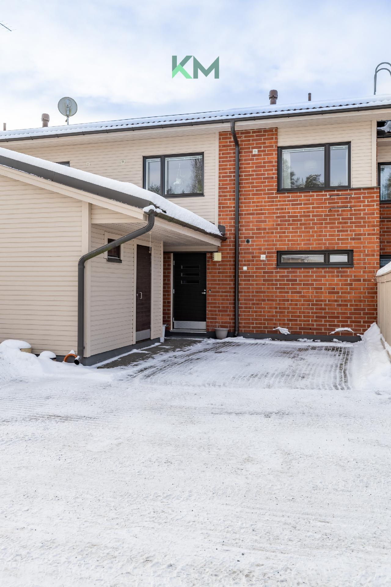 Autopaikka oven edessä