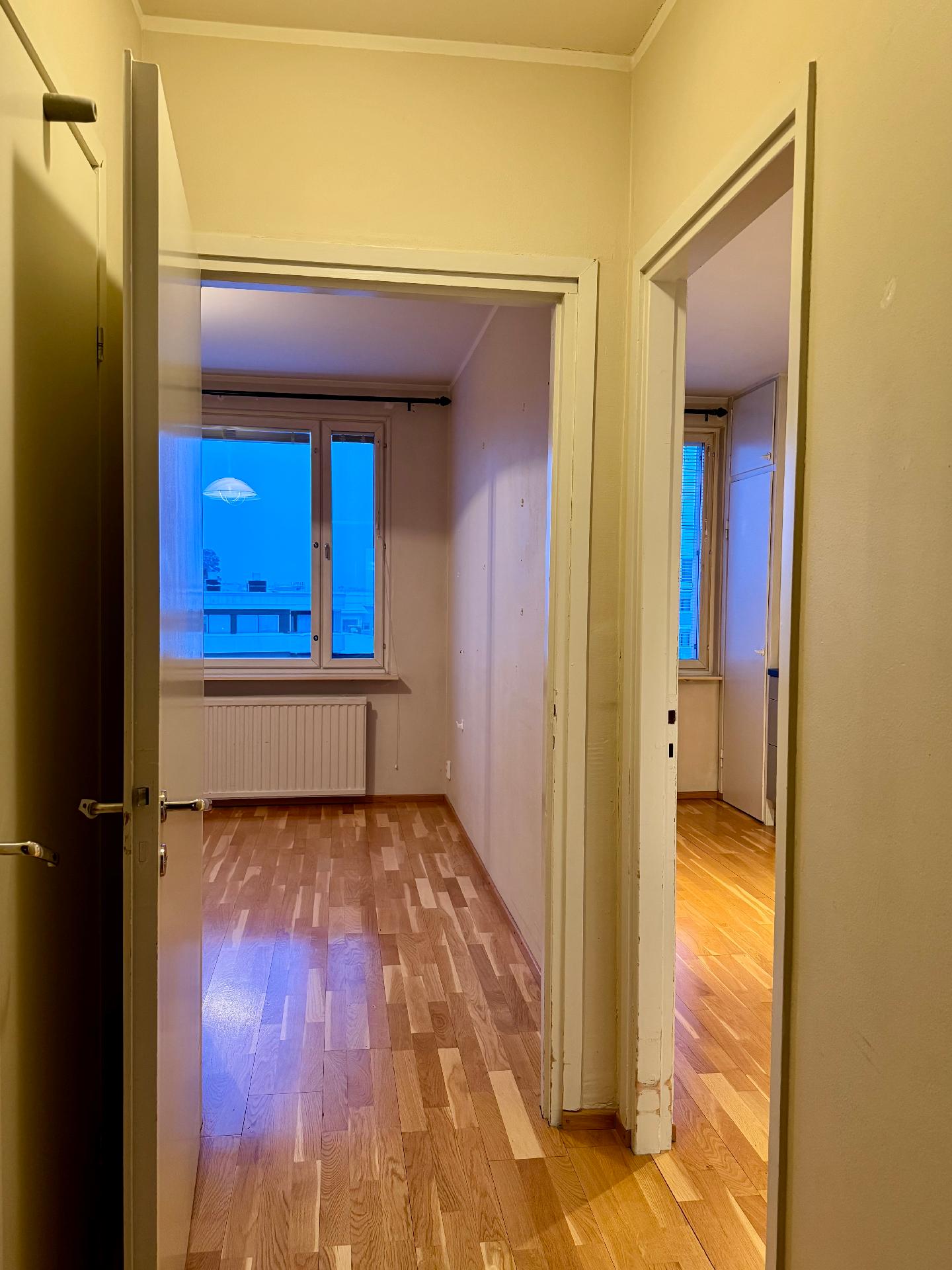 Siistit tammiparketit koko huoneistossa