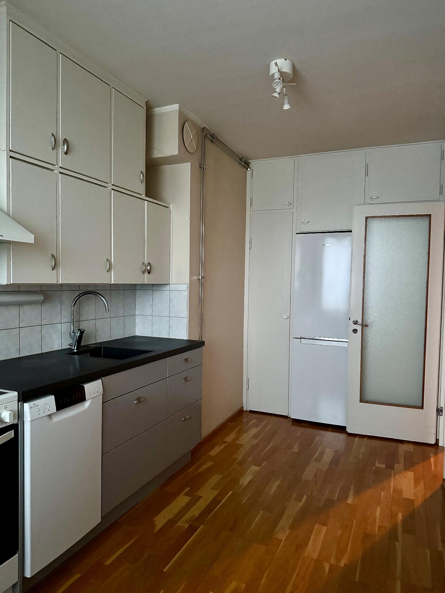 Keittiössä kaunis ovi