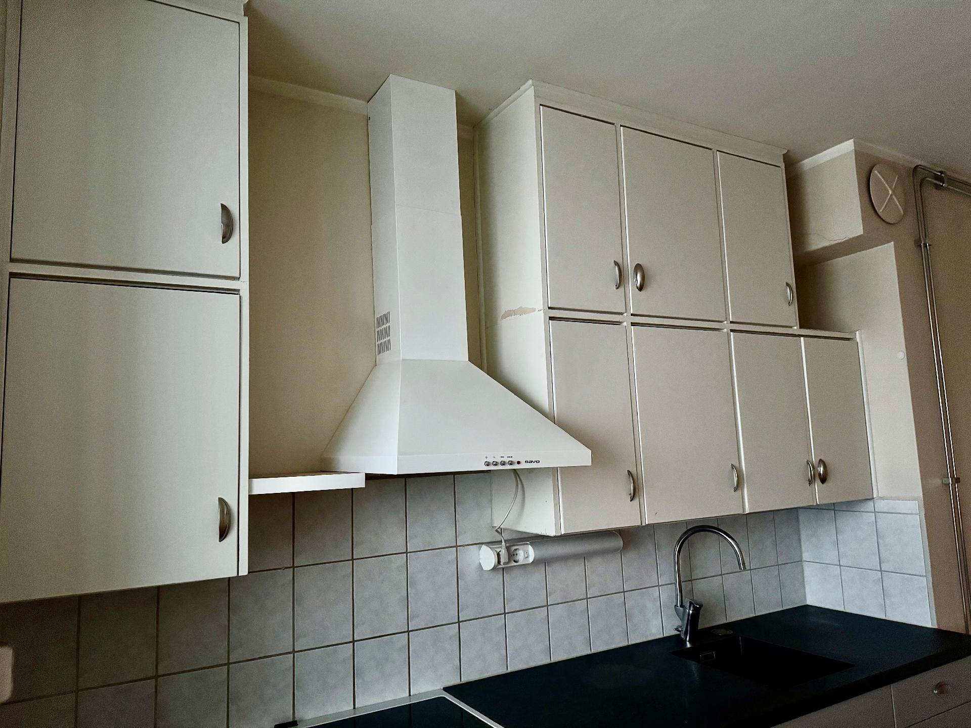 Alkuperäiset yläkaapistot kunnostettu