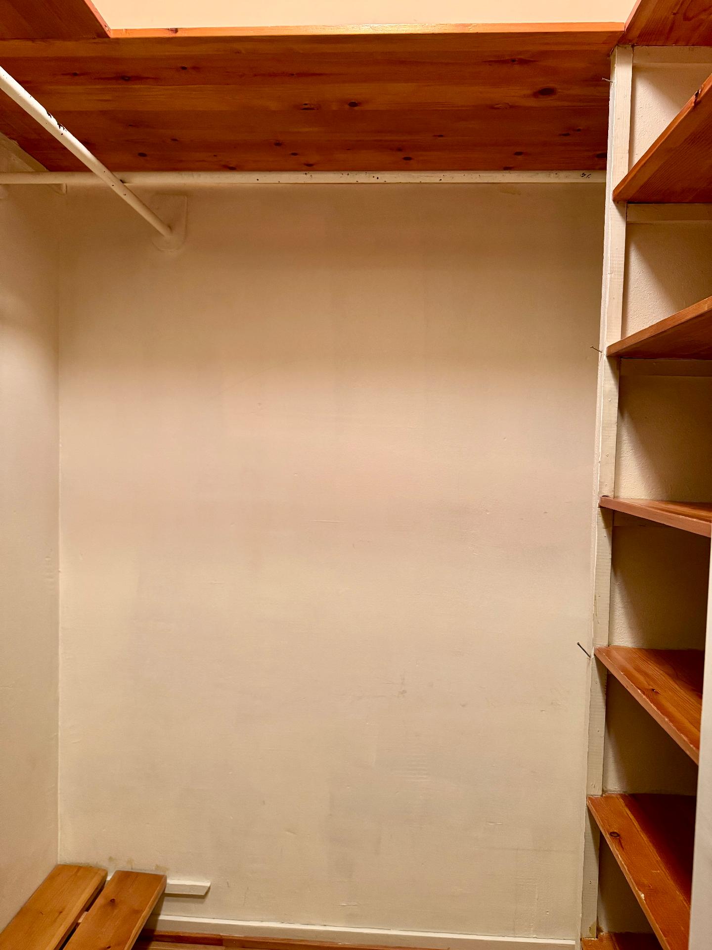 Tilava vaatehuone, jossa alkuperäiset puuhyllyt