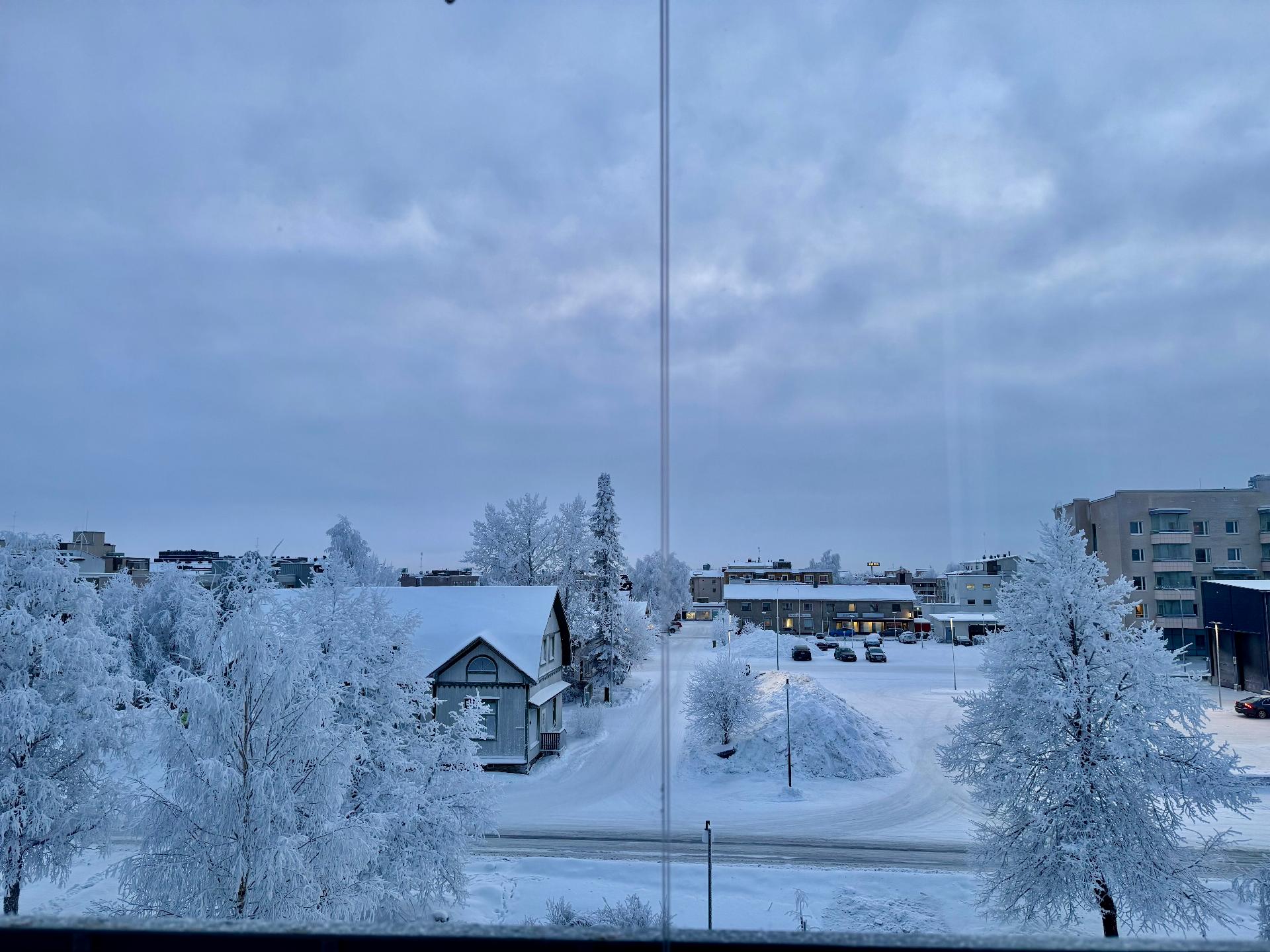 Upea talvipäivän näkymä kaupungin ylle