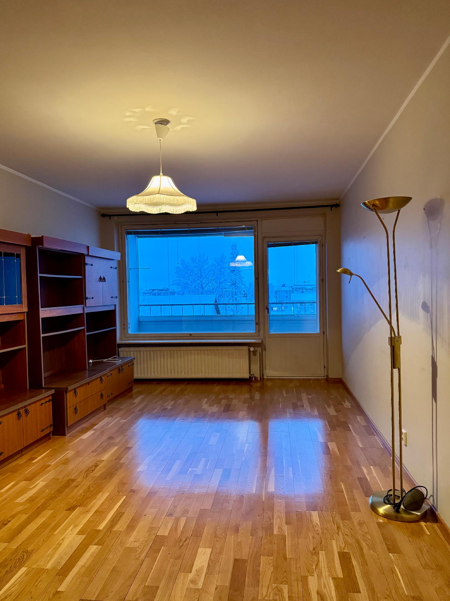 Olohuoneesta kulku parvekkeelle