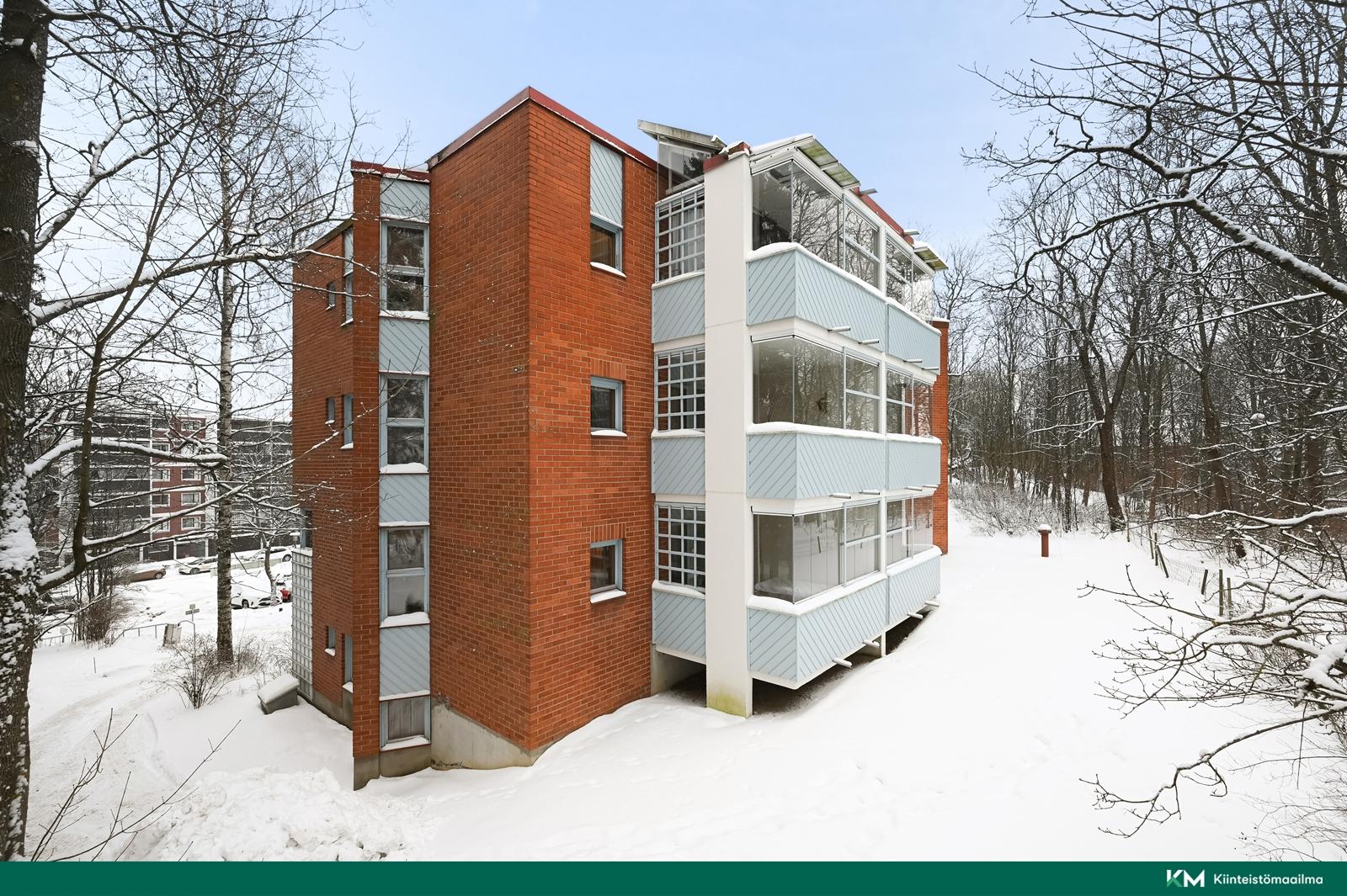 Metsäinen maisema parvekkeelta