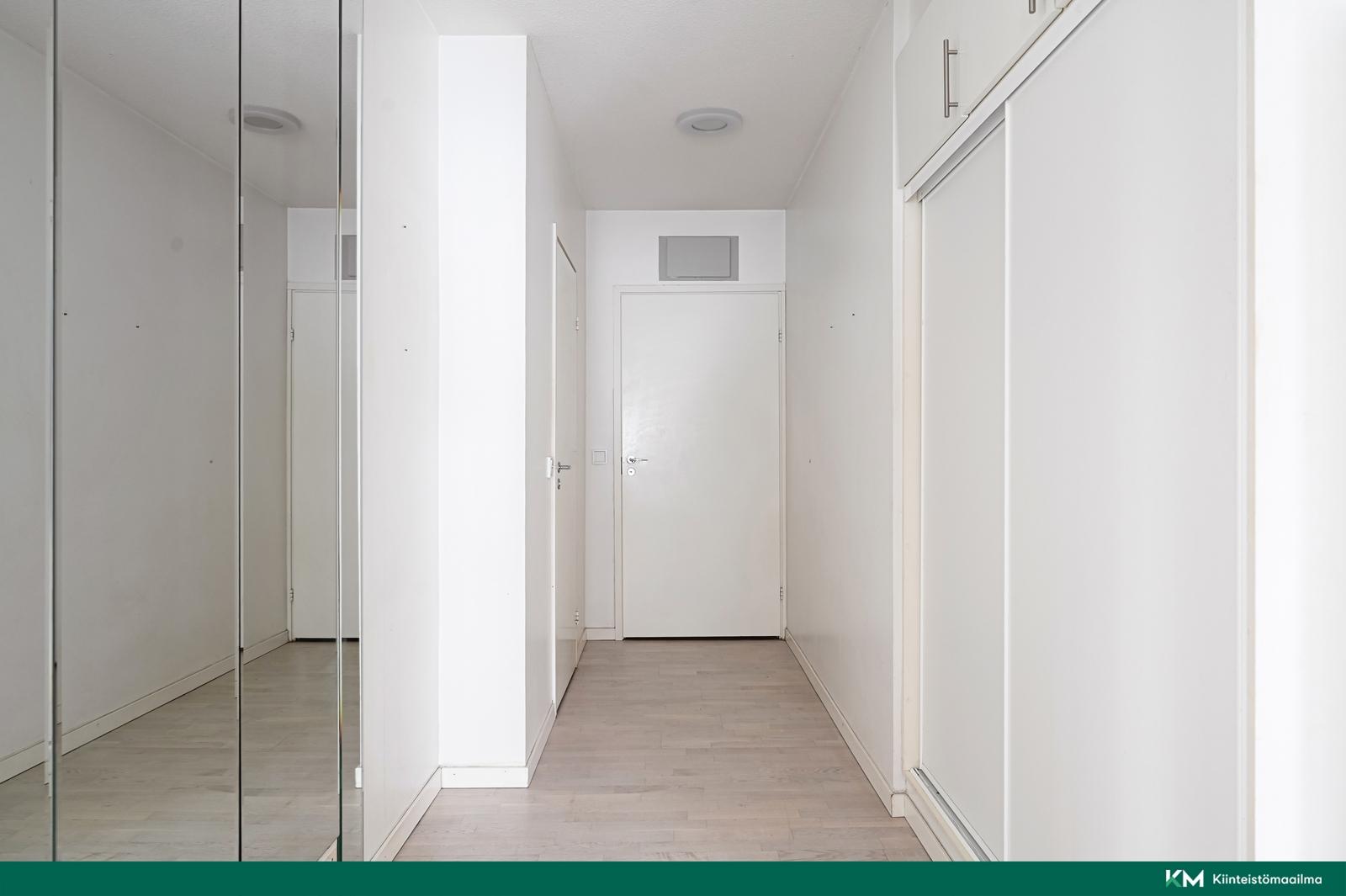 Eteisessä liukuovikaapisto