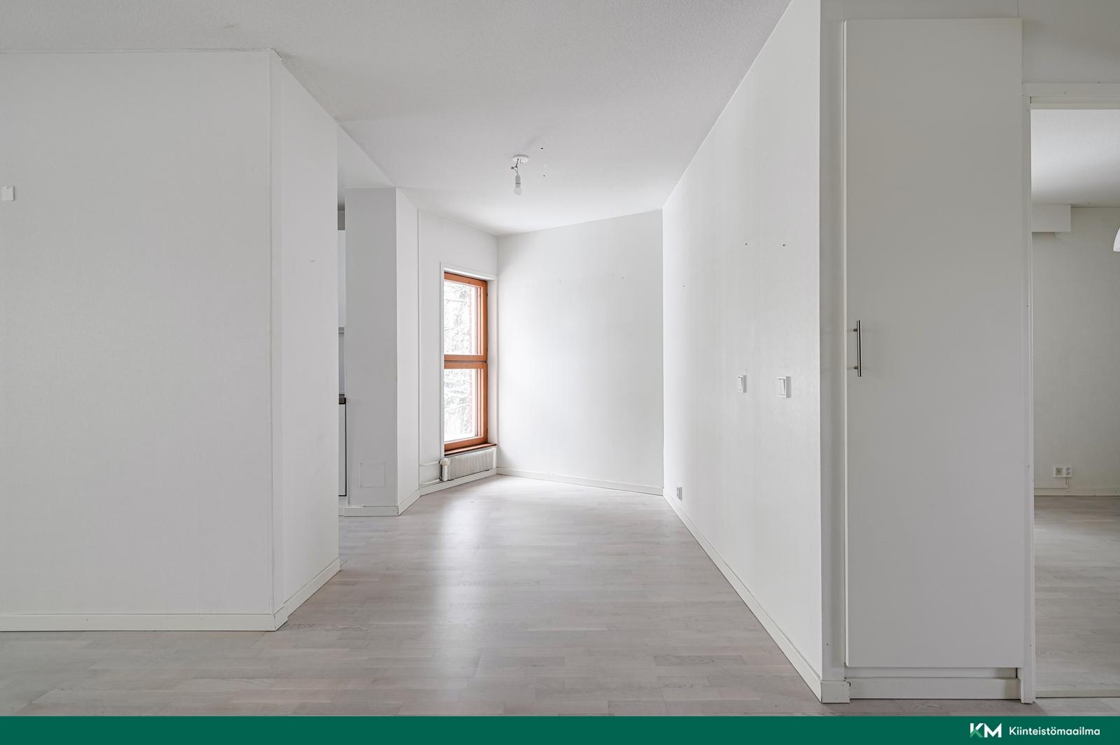 Ikkunallinen ruokailutila