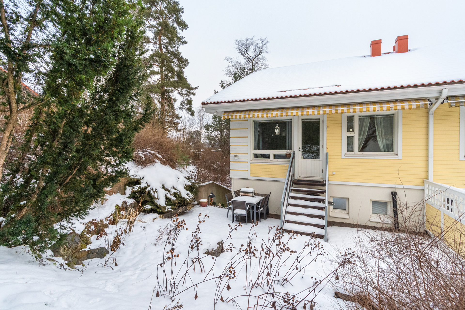 Viihtyisä takapiha ja terassi etelän suuntaan