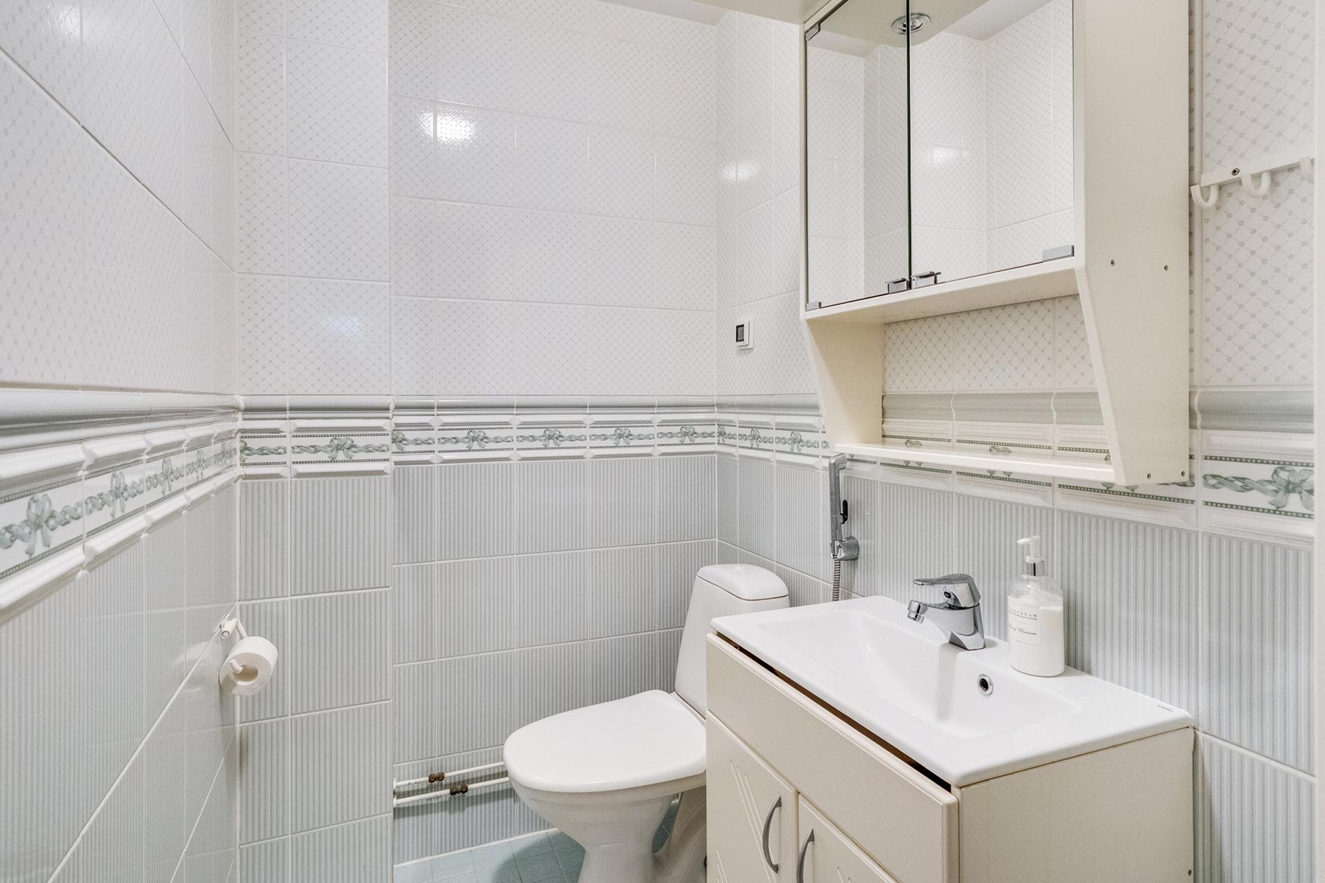 Alakerran erillinen wc