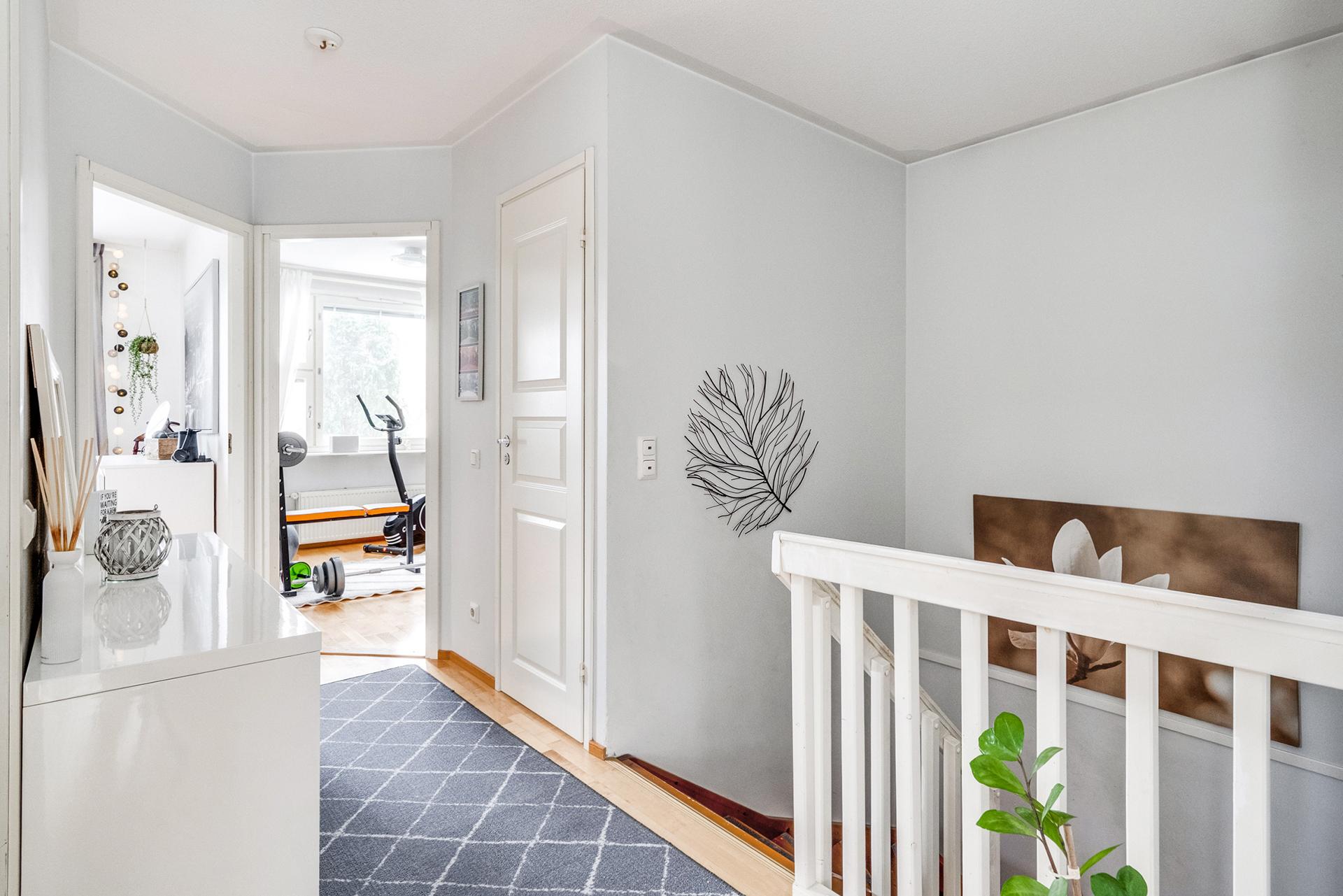 Portaikko ja yläkerran aula