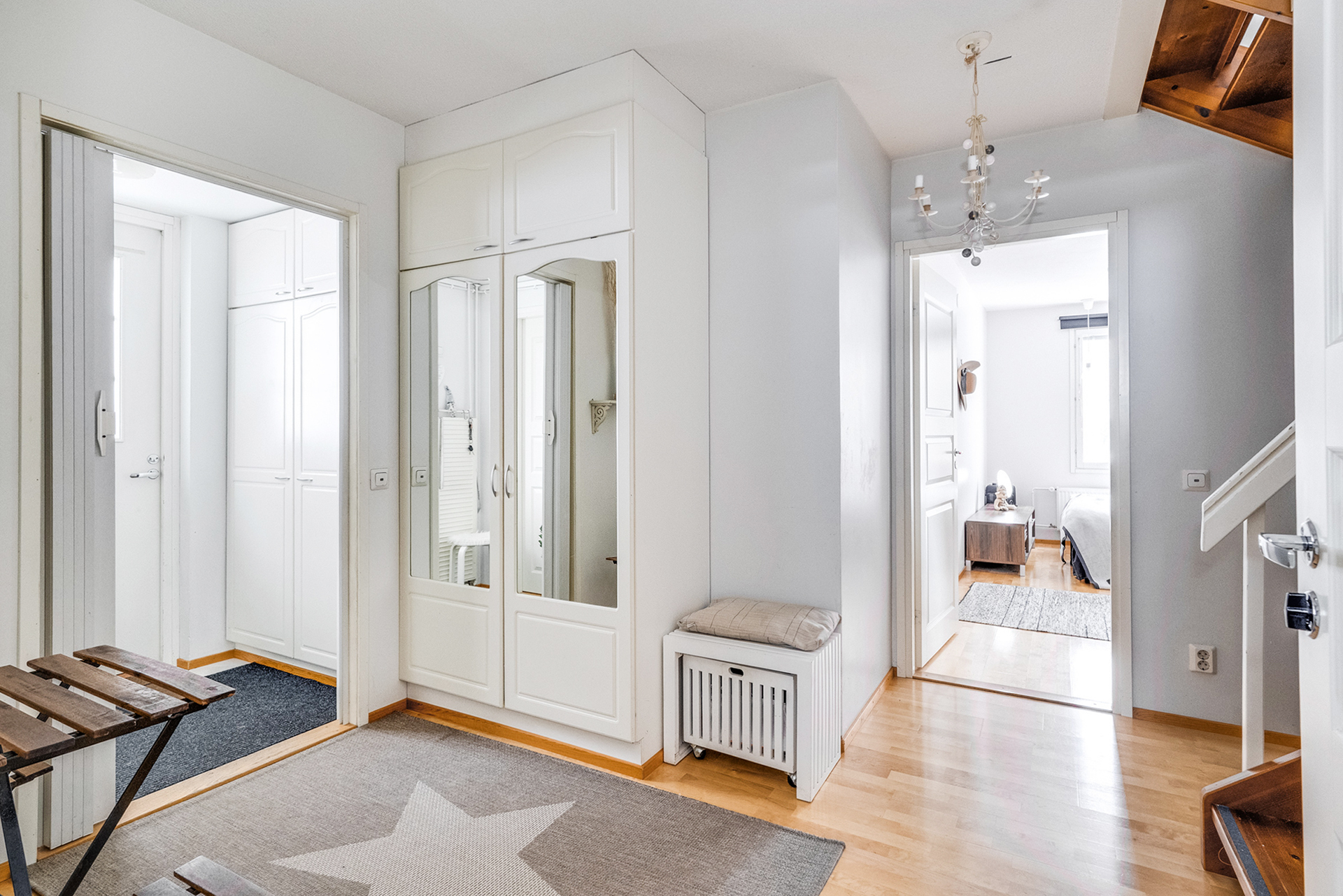 Eteinen ja alakerran aulatila