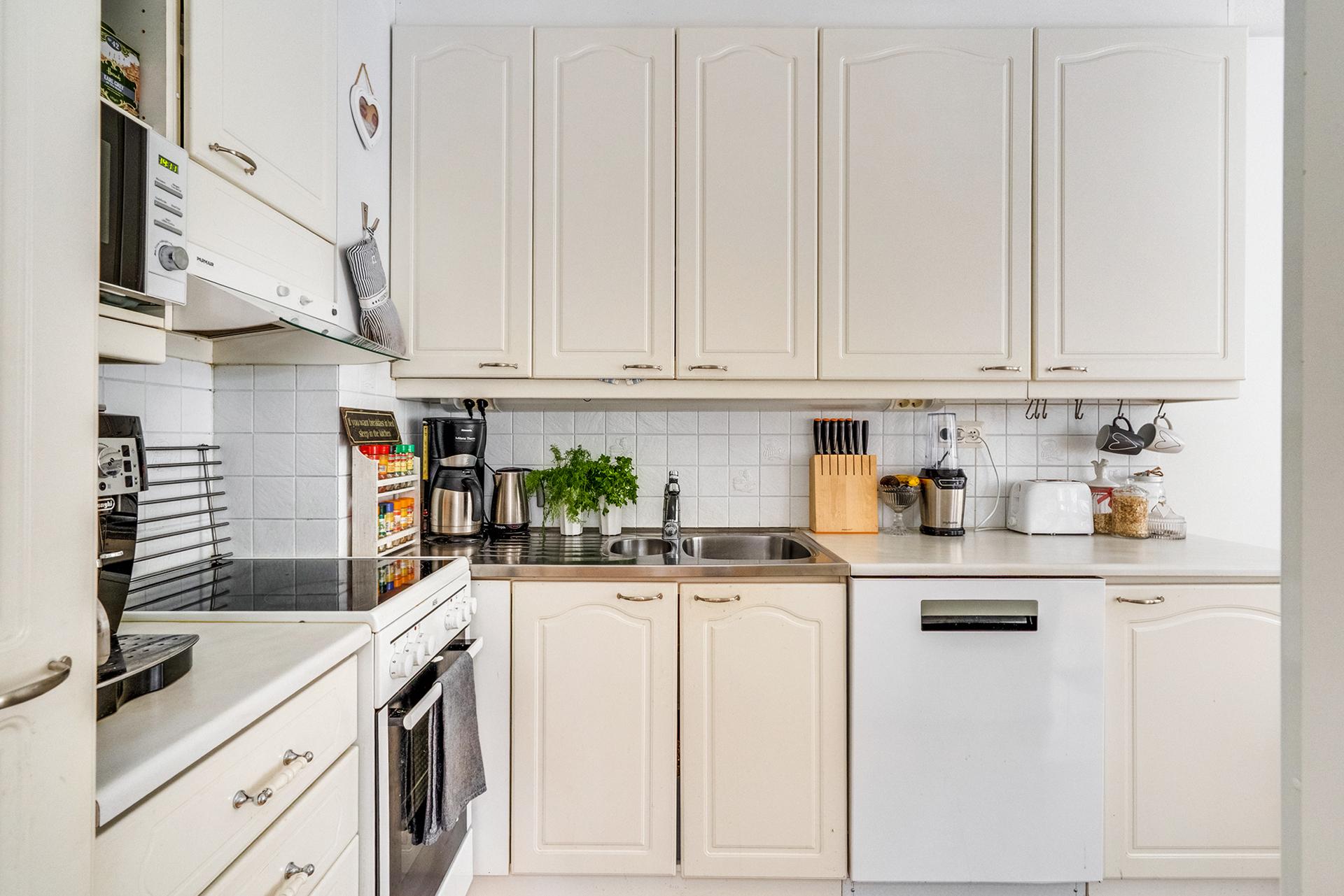 Vaaleasävyinen keittiö