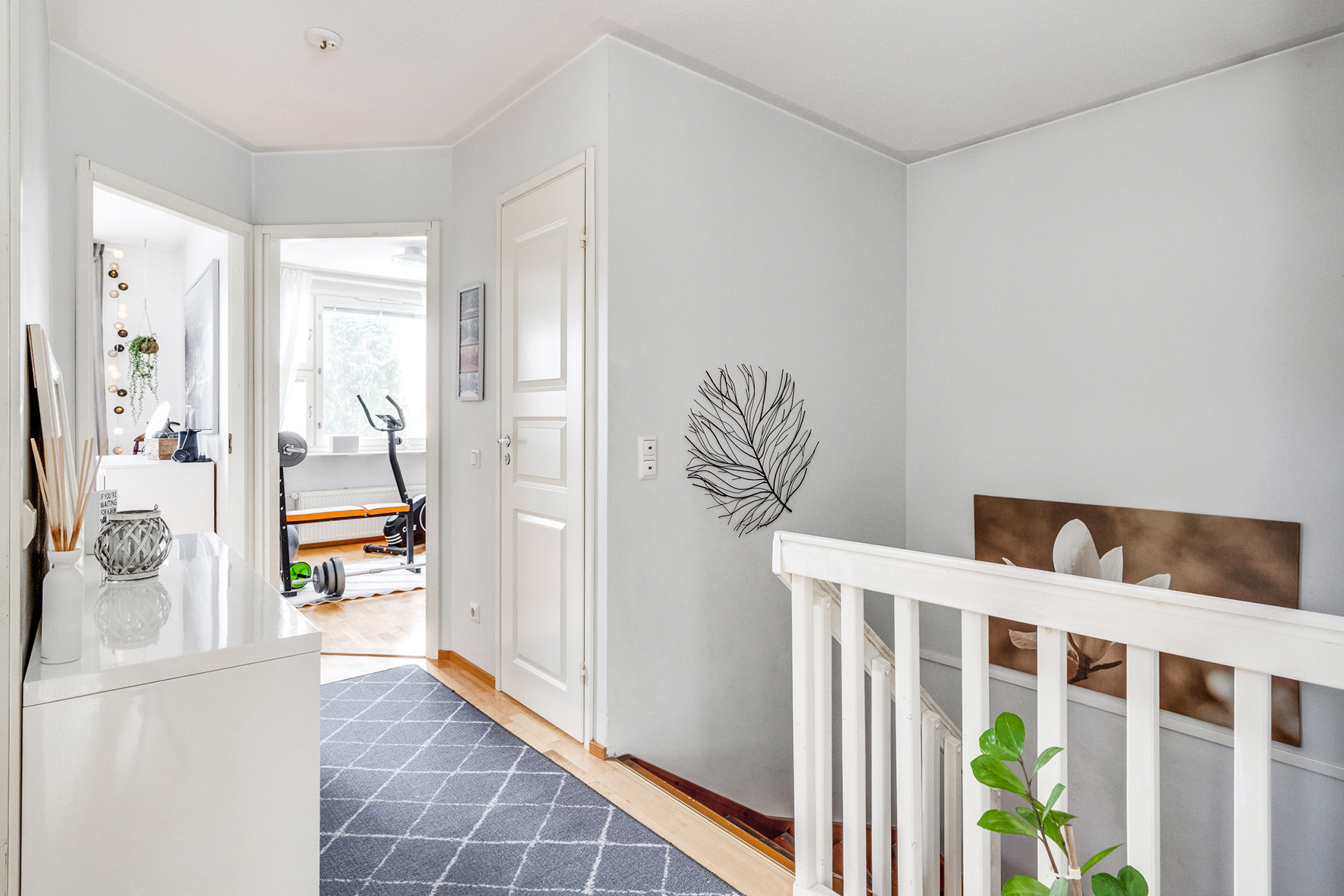 Portaikko ja yläkerran aula